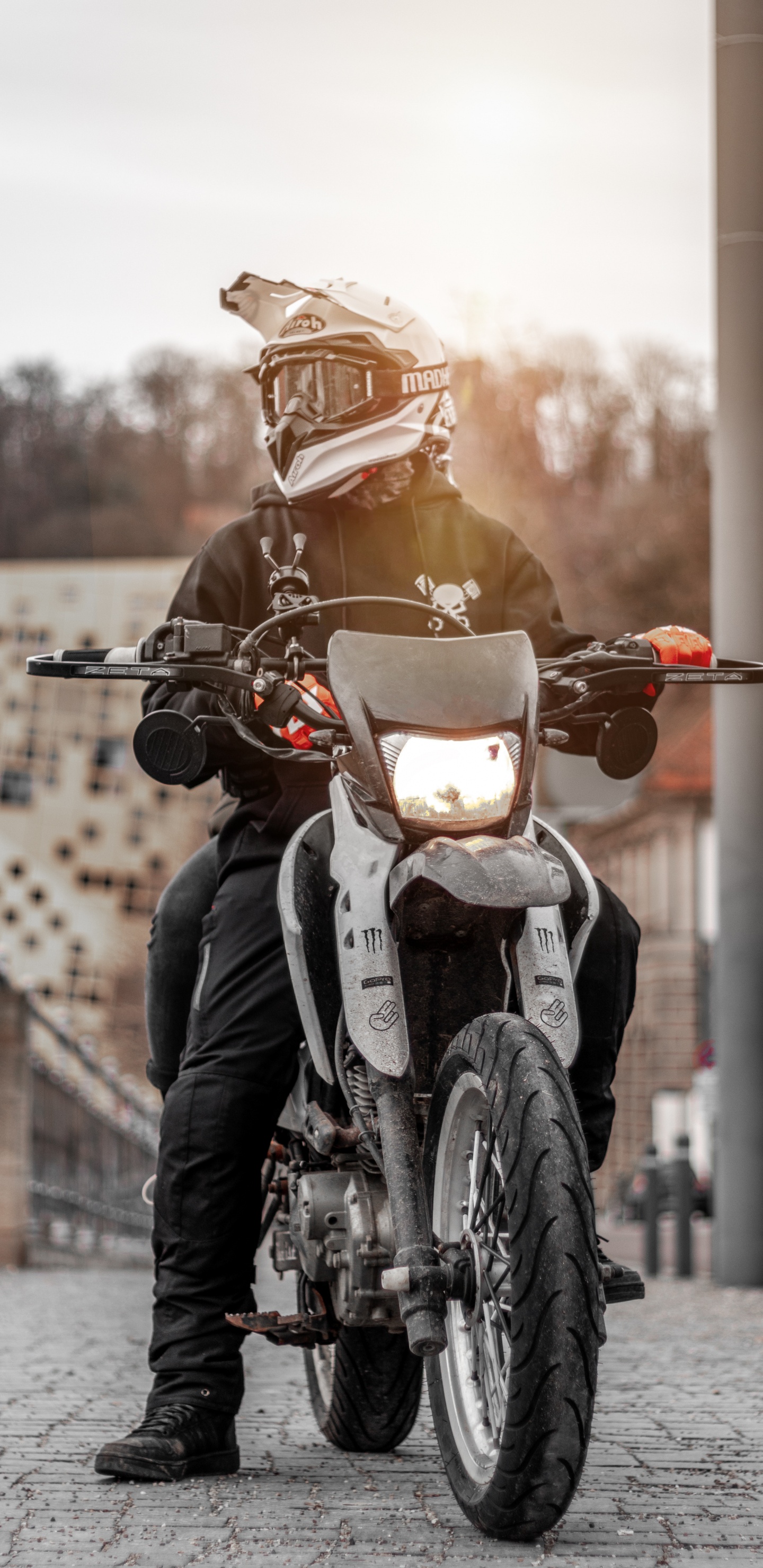 Обои мотоциклетный шлем, мотоцикл, супермото, мотоспорт, авто в разрешении 1440x2960