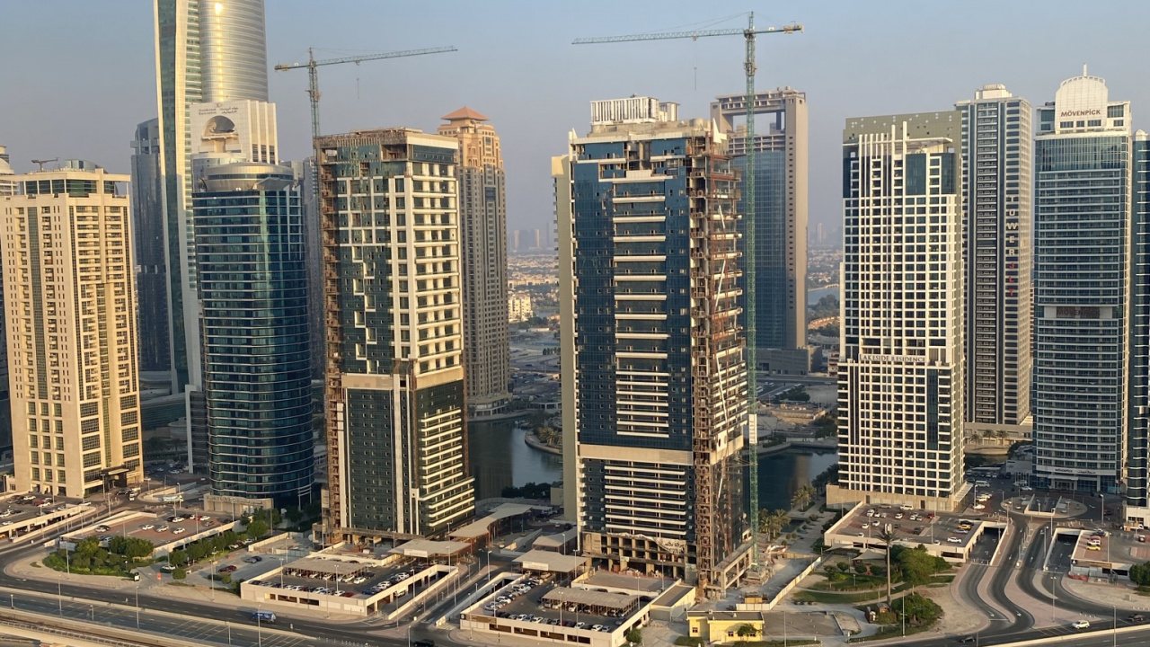 Обои Дубай, башня, дорога, дневное время, городской район в разрешении 1280x720