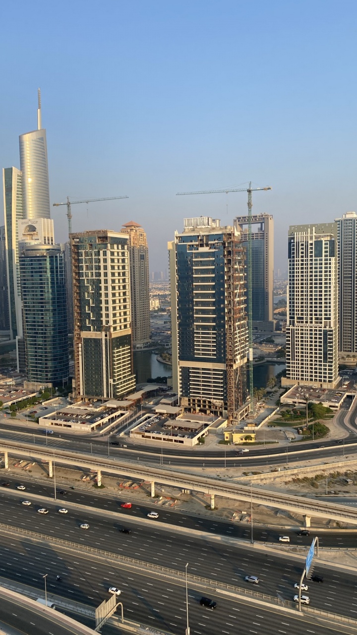 Обои Дубай, башня, дорога, дневное время, городской район в разрешении 720x1280