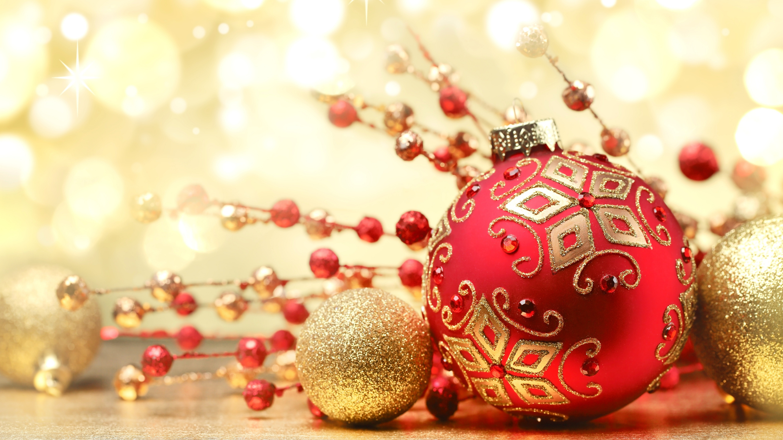 Обои Рождественский день, рождественский орнамент, Рождественские украшения, праздник, елка в разрешении 2560x1440