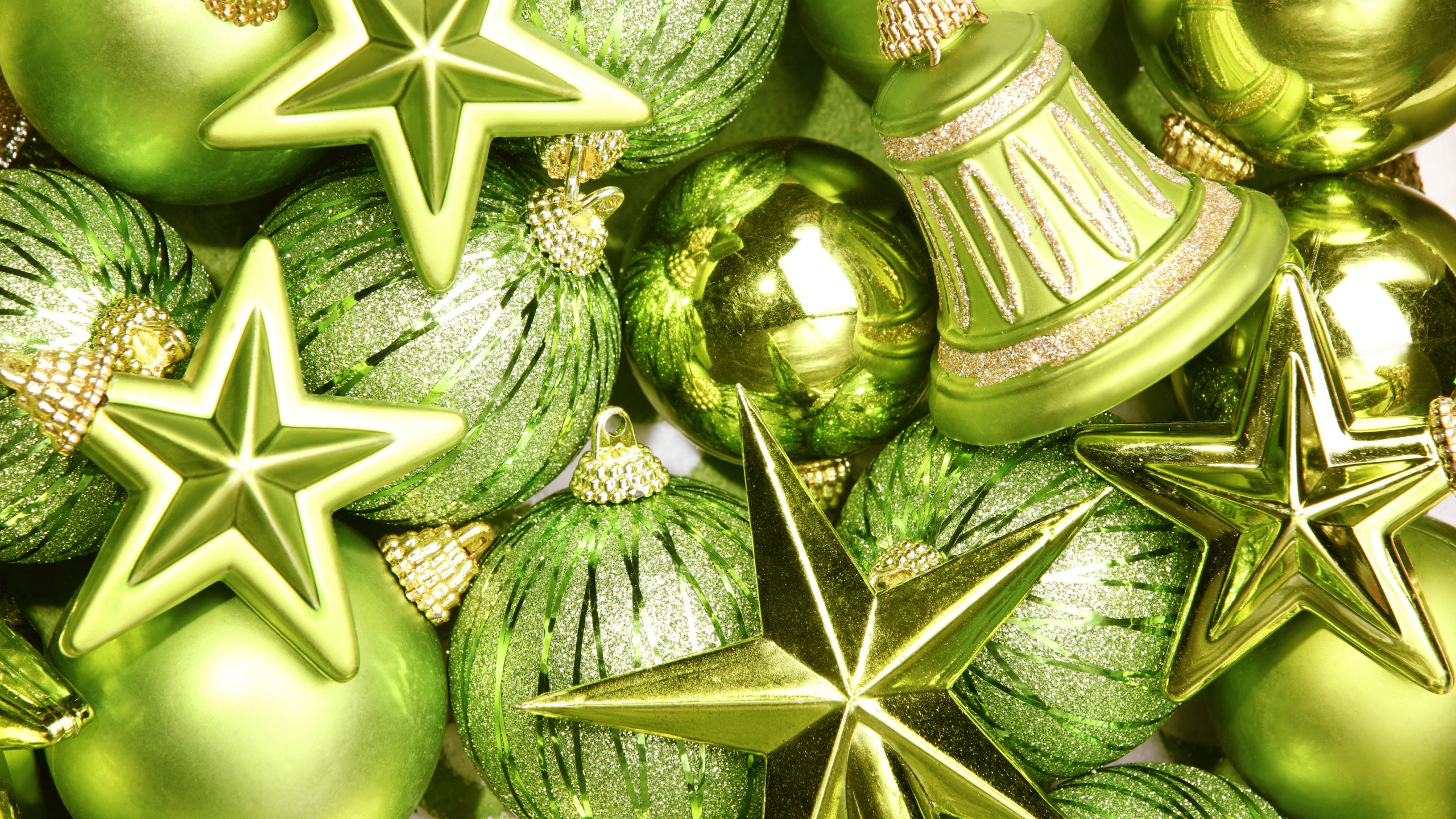 Обои Рождественский день, рождественский орнамент, елка, Новый год, праздник в разрешении 2560x1440