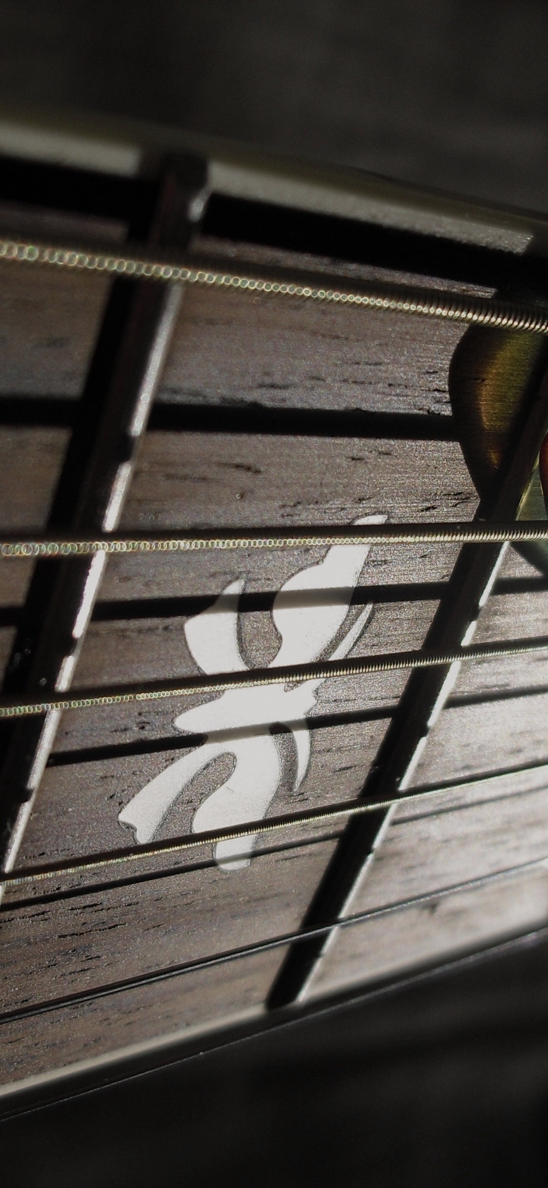 Обои гитара, лад, строка, свет, линия в разрешении 1125x2436