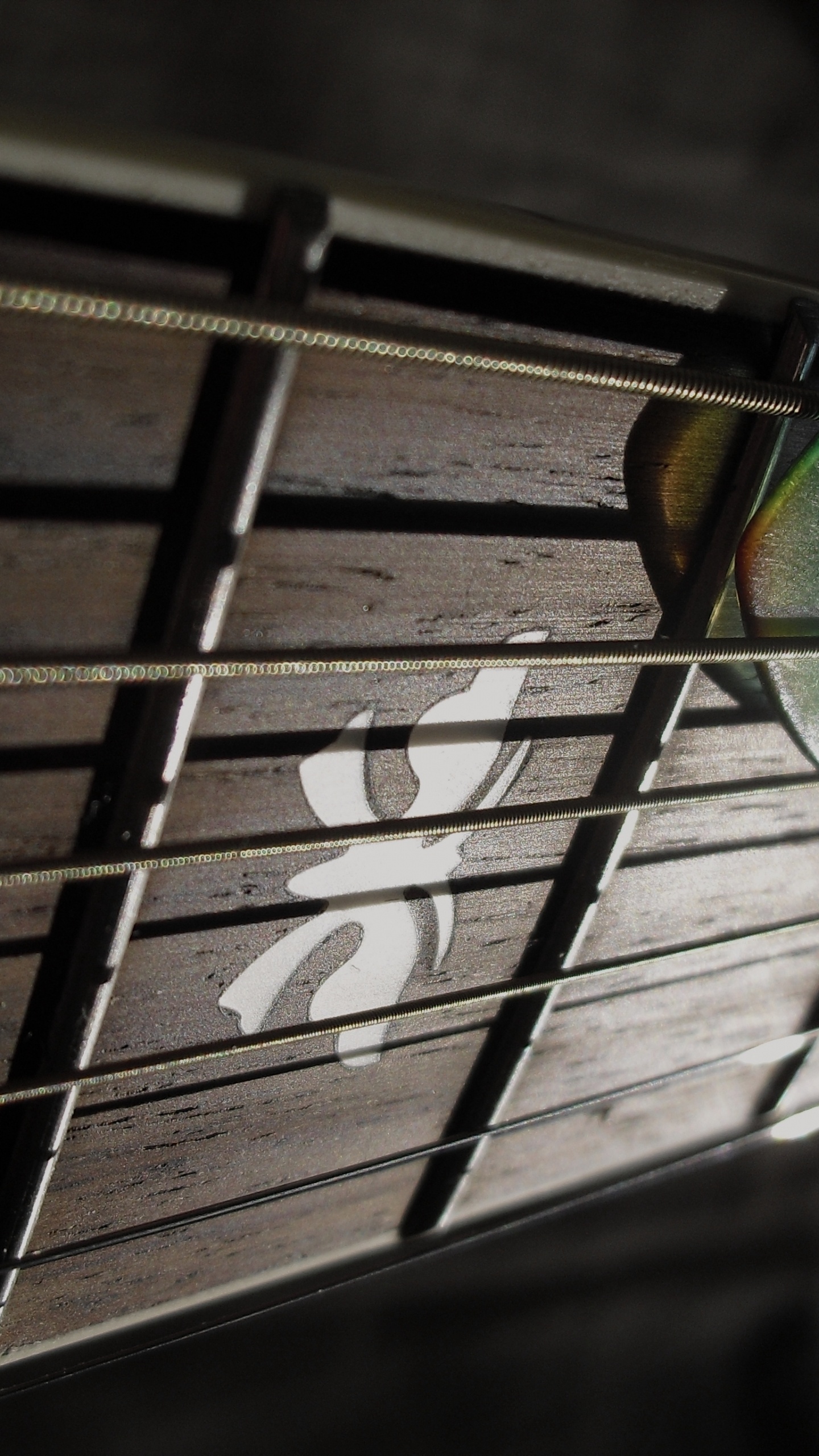 Обои гитара, лад, строка, свет, линия в разрешении 1440x2560