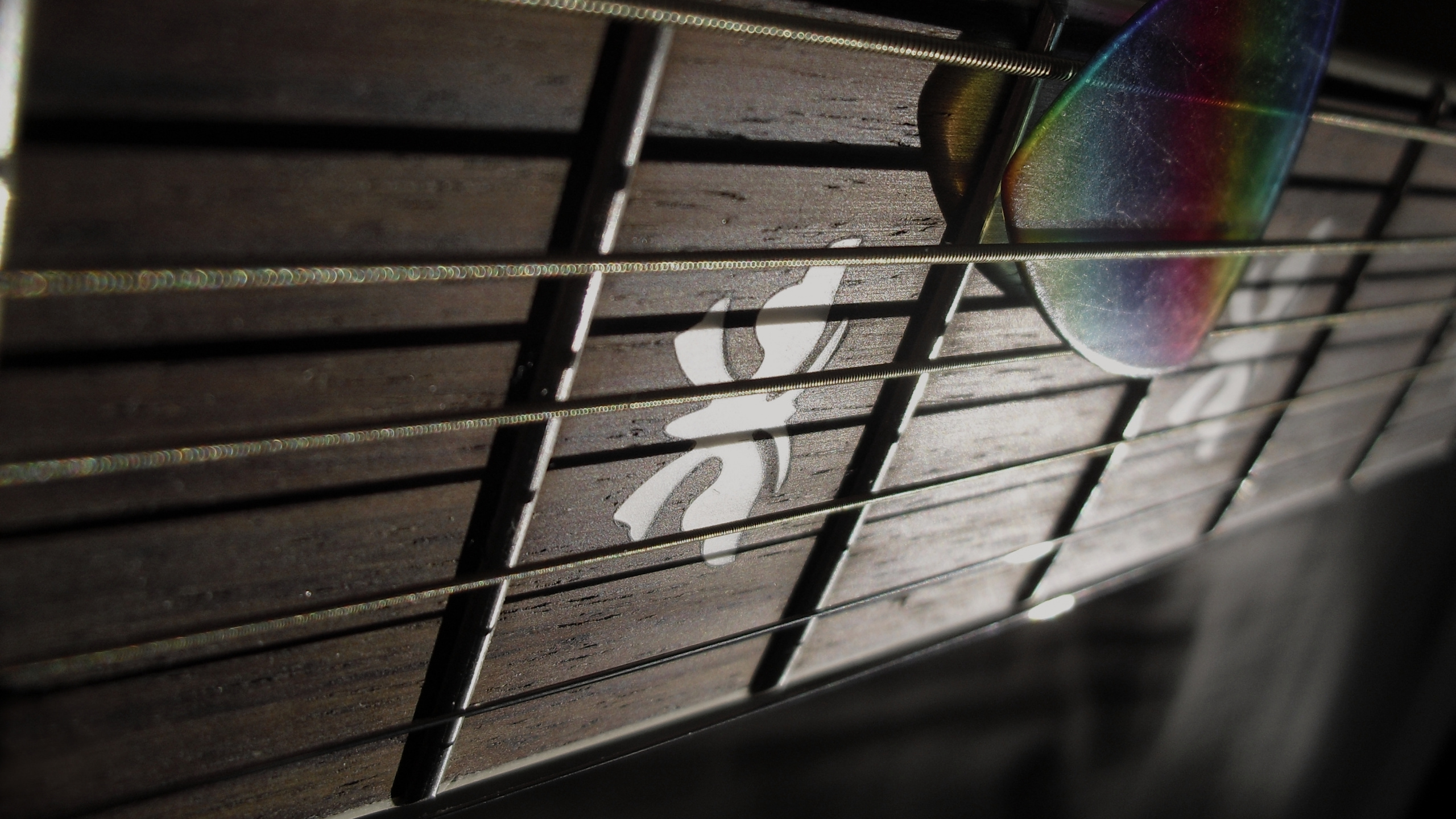 Обои гитара, лад, строка, свет, линия в разрешении 2560x1440