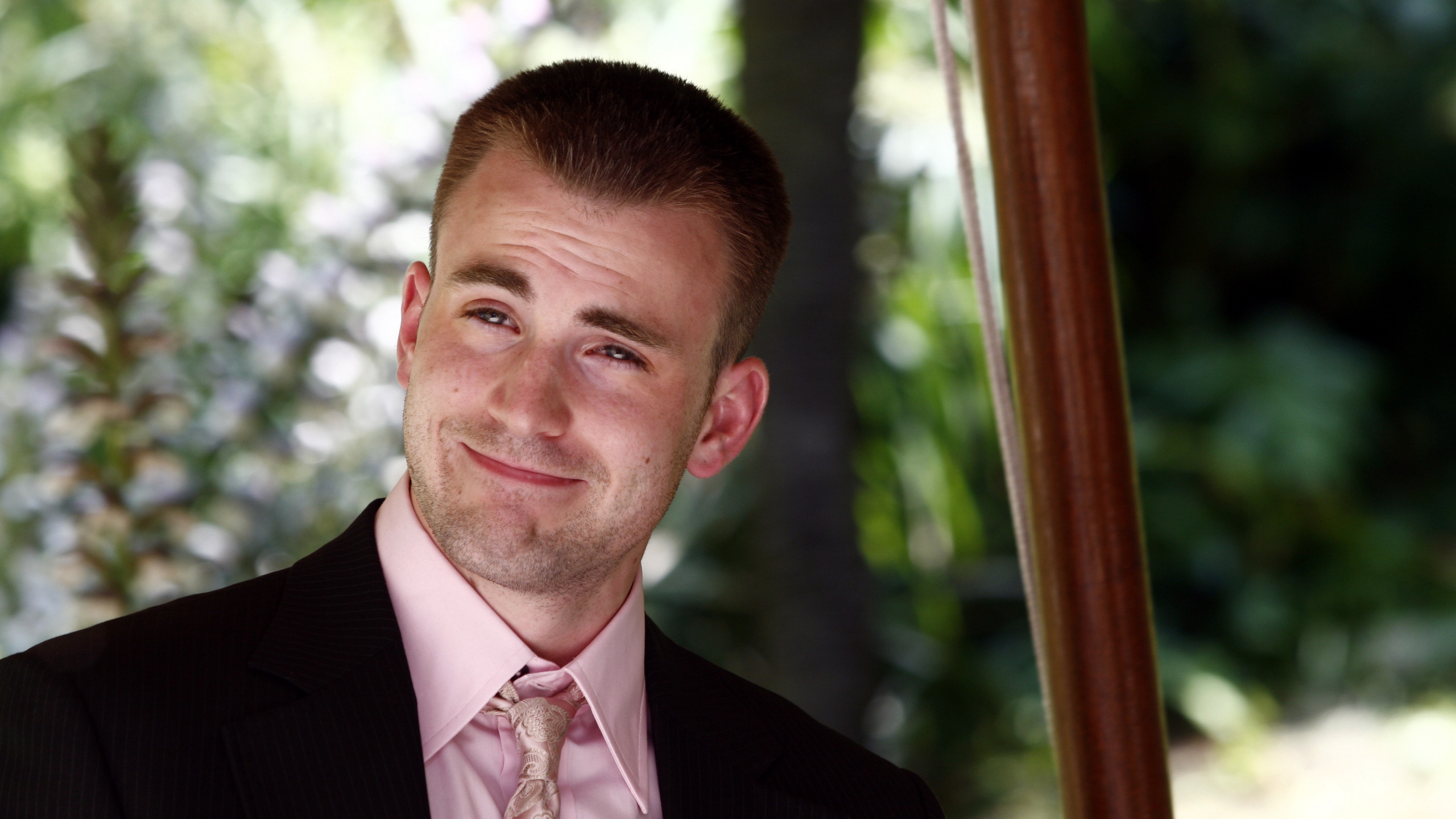 Обои Крис Эванс, Капитан Америка, улыбка, лоб, официальная одежда в разрешении 2560x1440