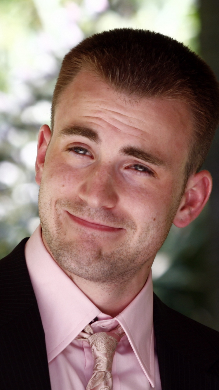 Обои Крис Эванс, Капитан Америка, улыбка, лоб, официальная одежда в разрешении 750x1334