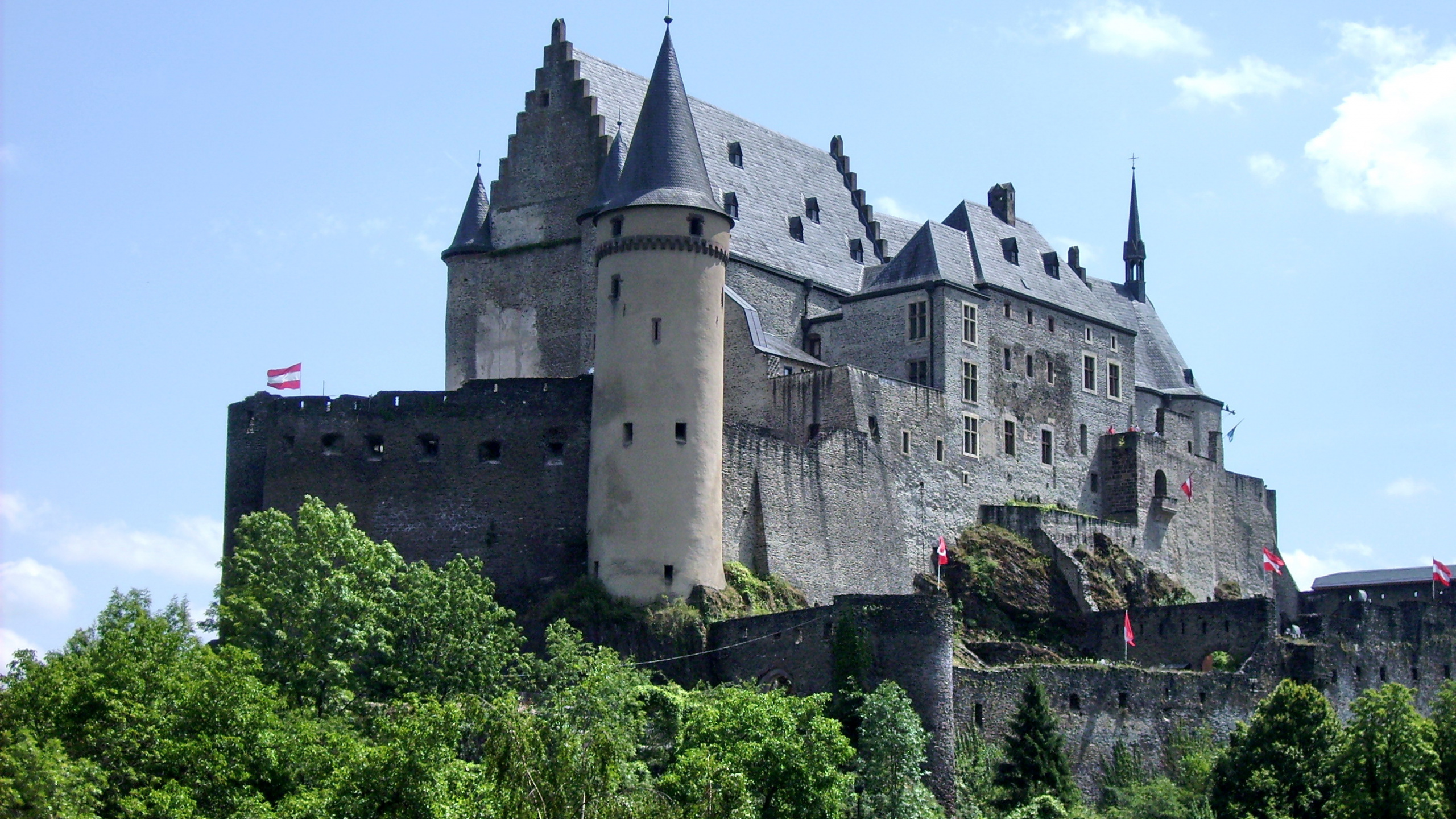 Обои замок, средневековая архитектура, здание, фортификация, башни в разрешении 2560x1440