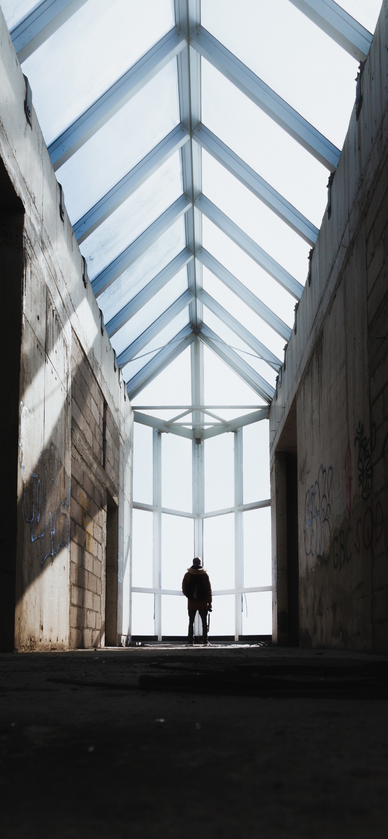 Обои дневное освещение, архитектура, свет, линия, симметрия в разрешении 1242x2688