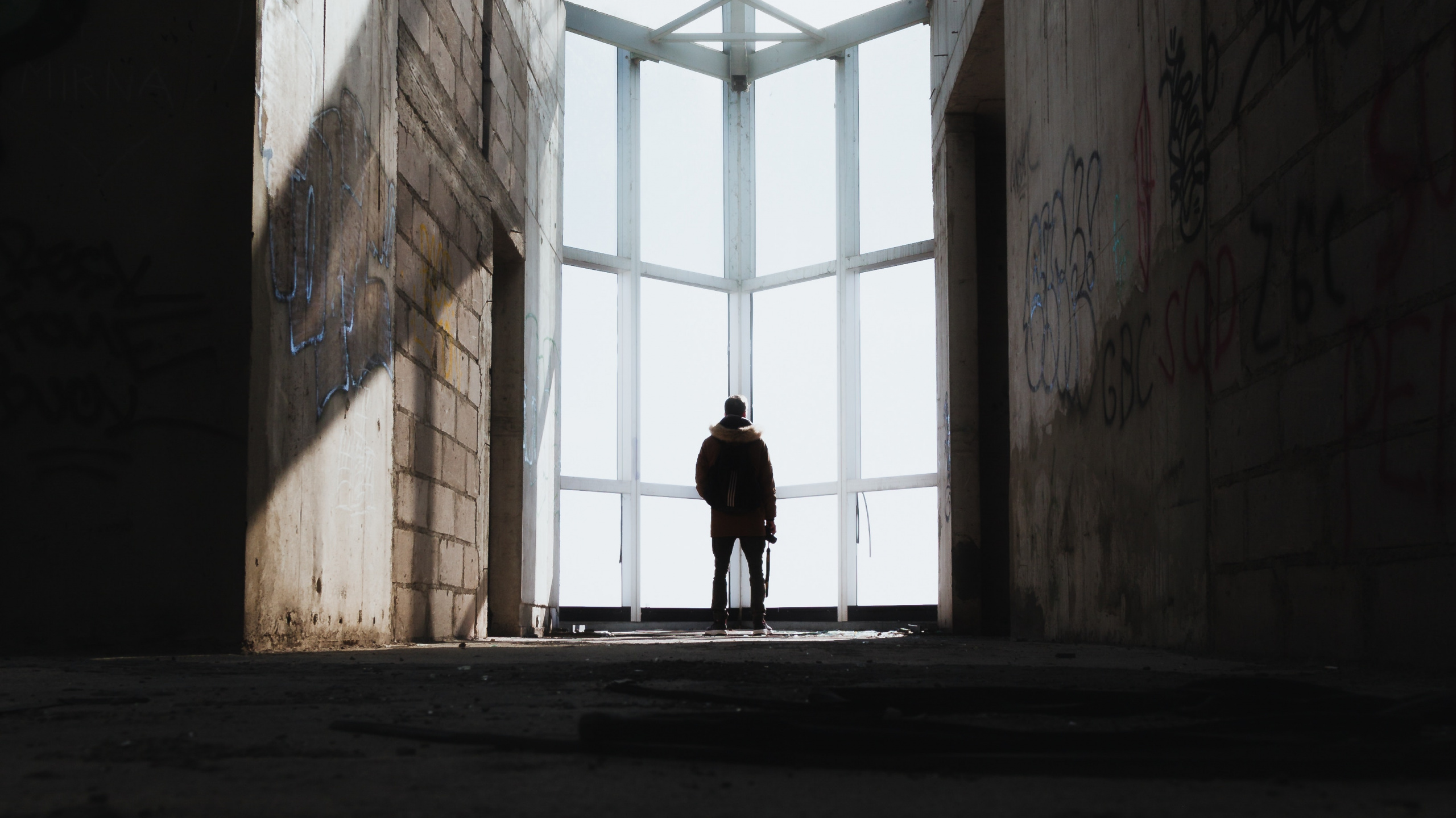 Обои дневное освещение, архитектура, свет, линия, симметрия в разрешении 2560x1440