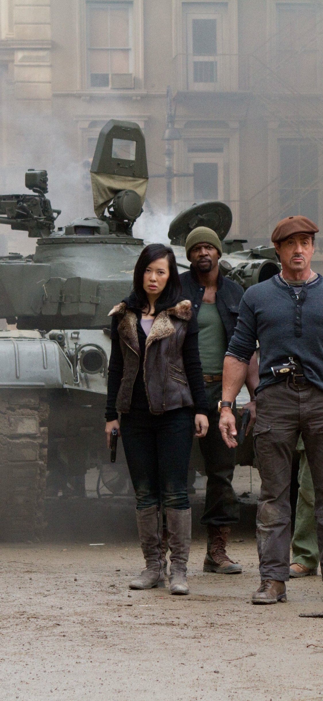 Обои Сильвестр Сталлоне, Неудержимые 2, Неудержимые, траншея, фильм в разрешении 1125x2436