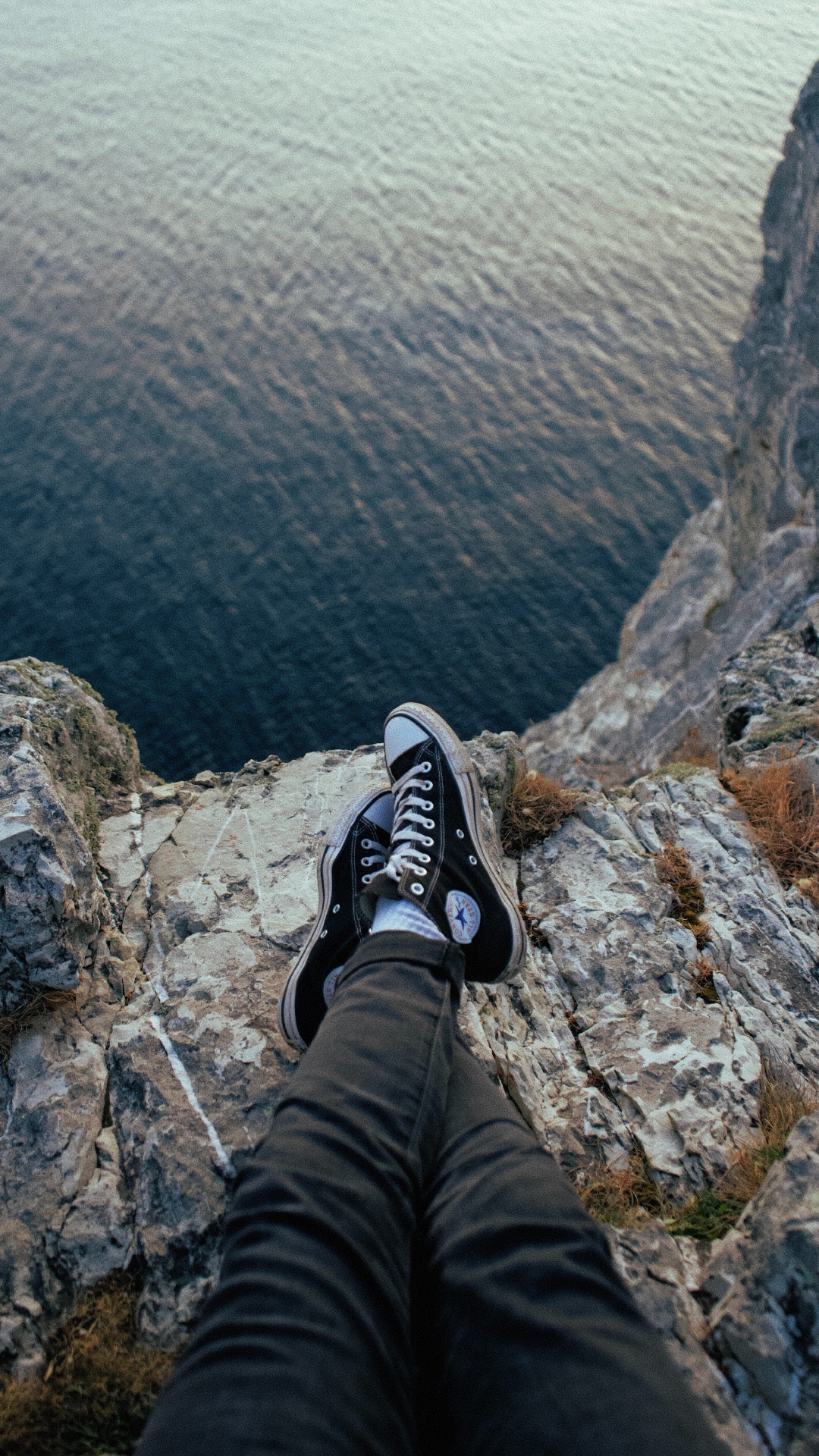 Обои обувь, рок, башмак, нога, вода в разрешении 1080x1920