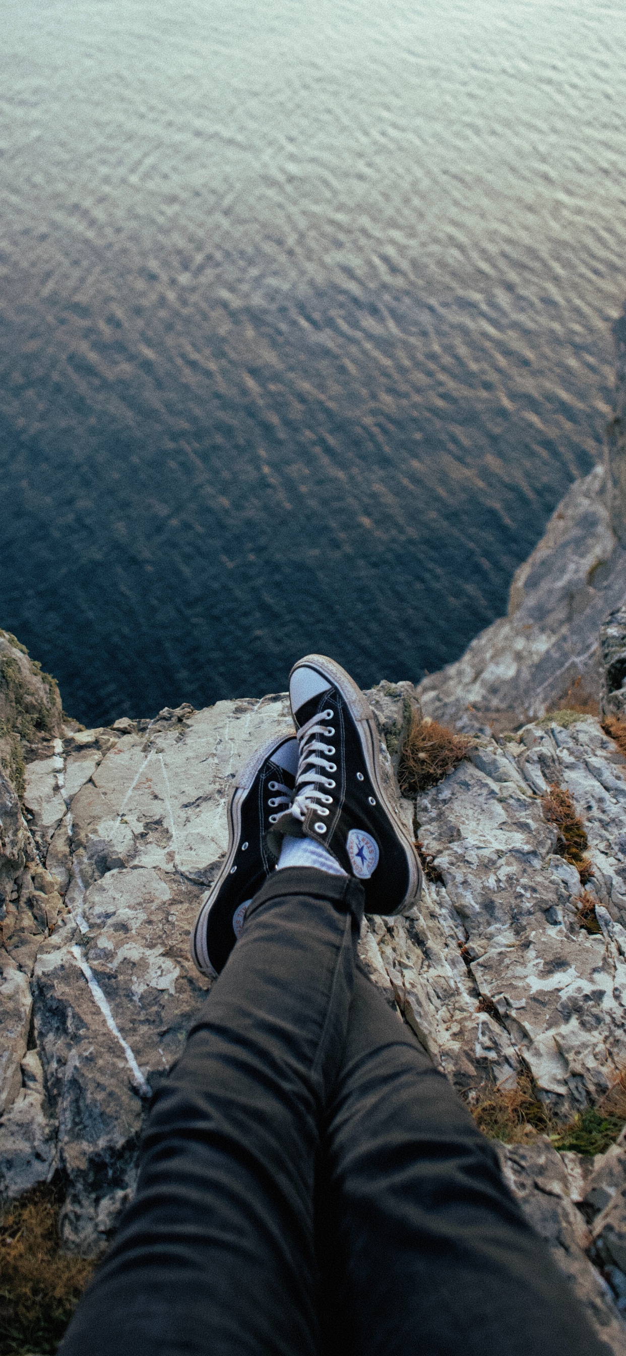 Обои обувь, рок, башмак, нога, вода в разрешении 1242x2688