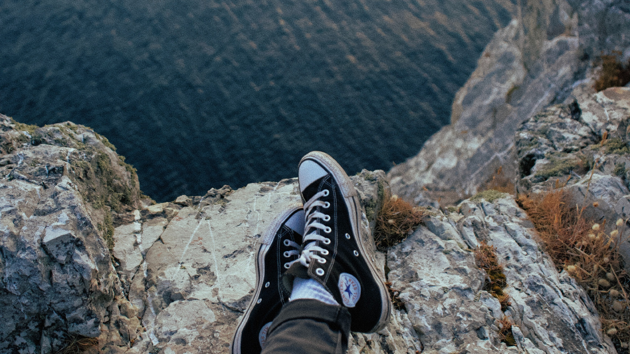 Обои обувь, рок, башмак, нога, вода в разрешении 1280x720