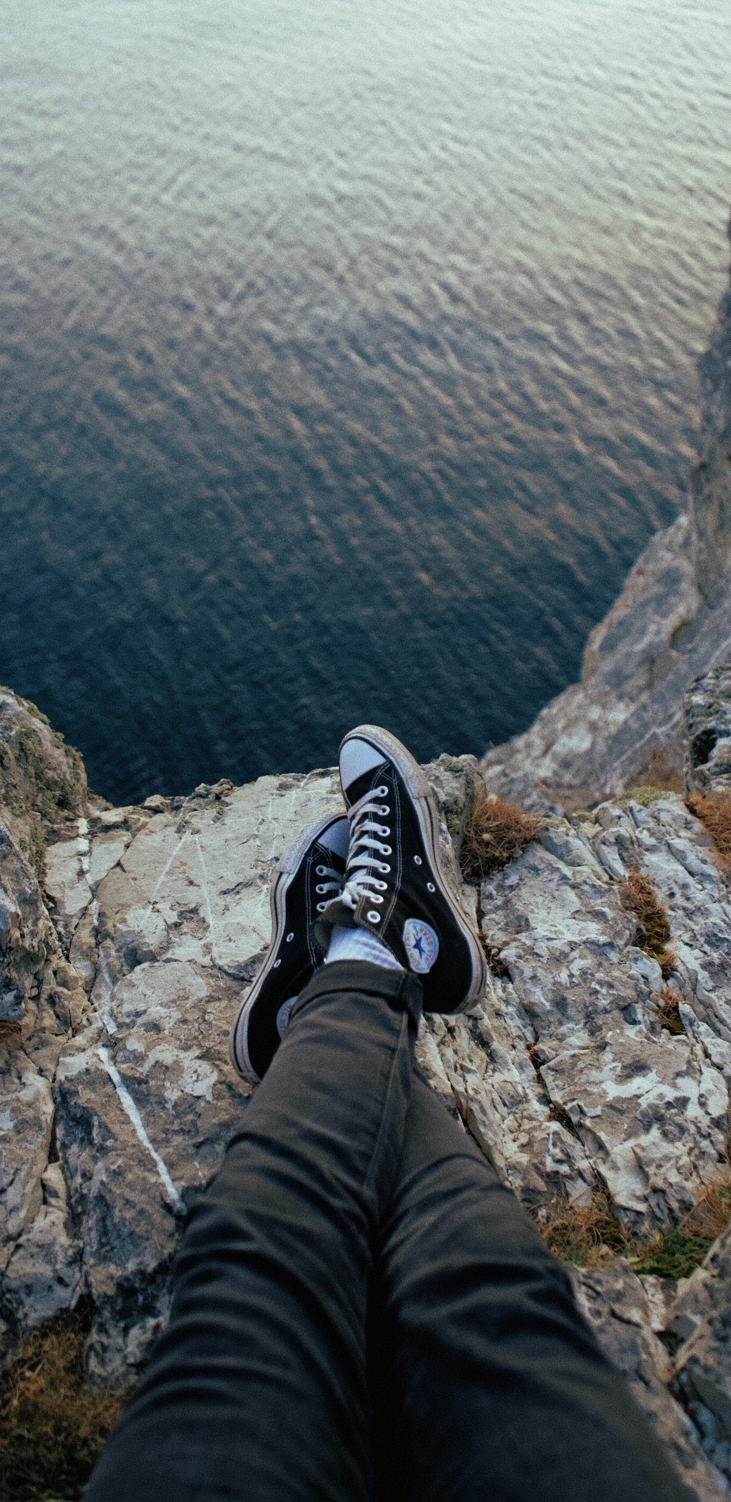 Обои обувь, рок, башмак, нога, вода в разрешении 1440x2960
