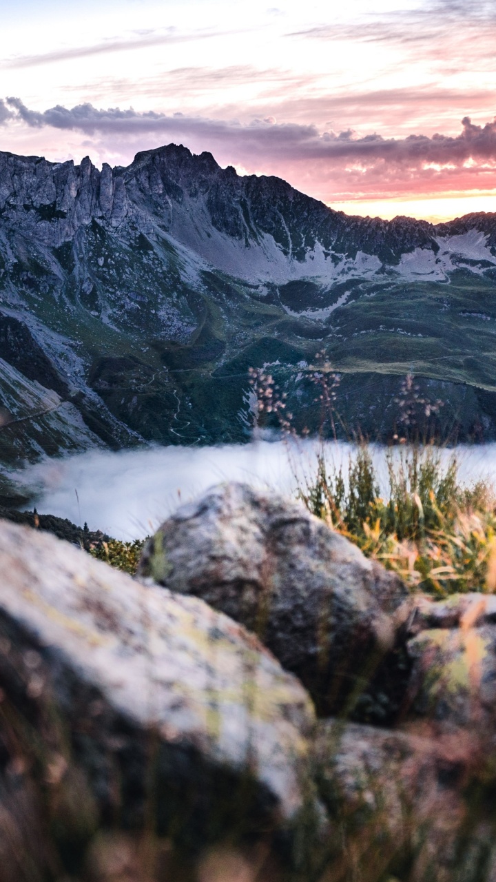 Обои облако, растение, гора, природный ландшафт, нагорье в разрешении 720x1280