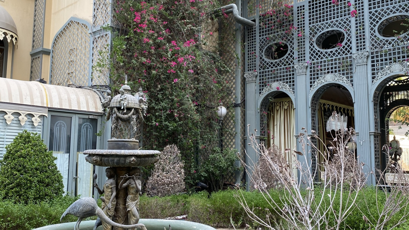 Обои двор, недвижимость, фонтан, водные элементы, сад в разрешении 1366x768