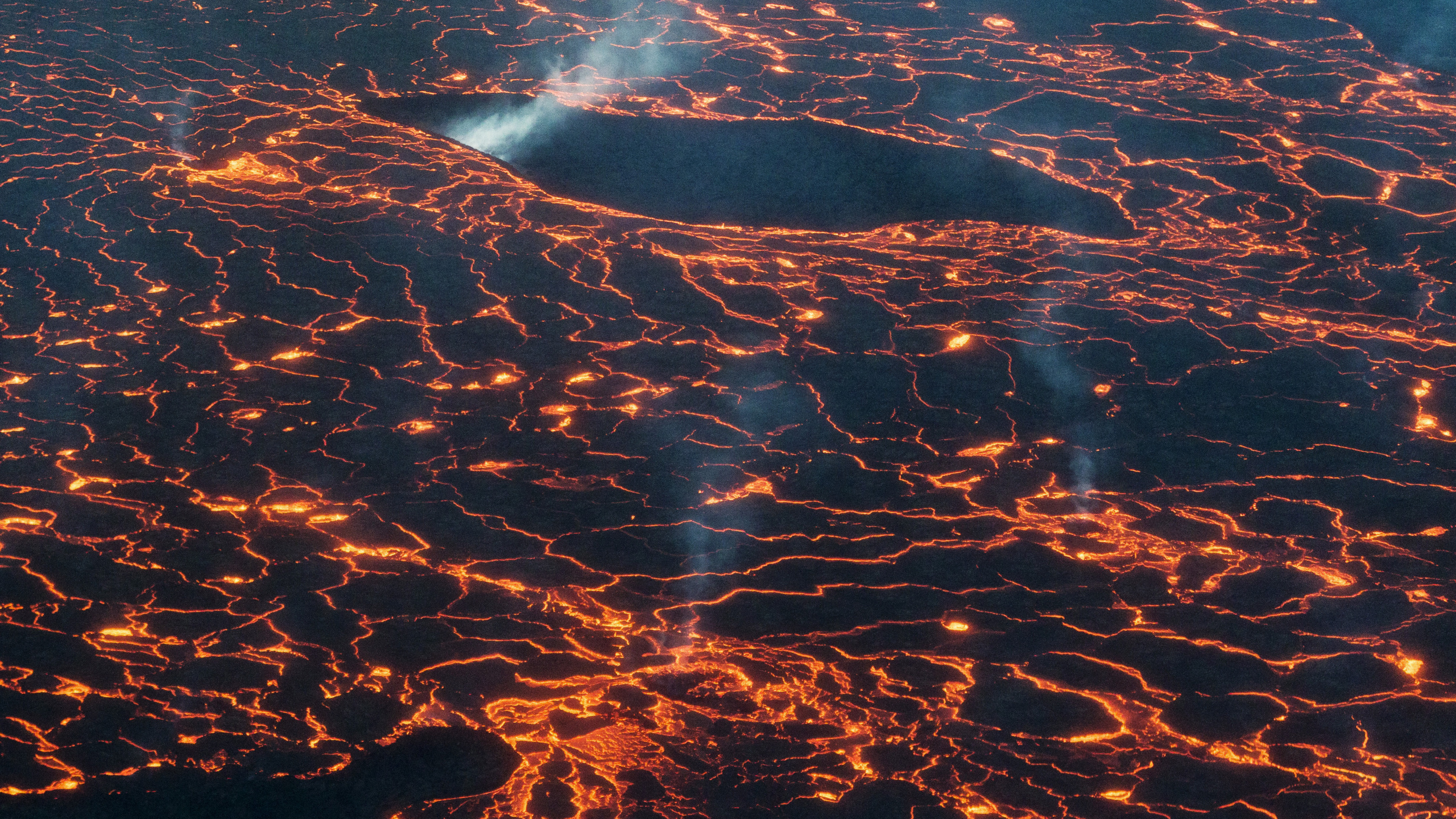 Обои земля, Холухрейн, лава, вулкан, вулканический пепел в разрешении 2560x1440