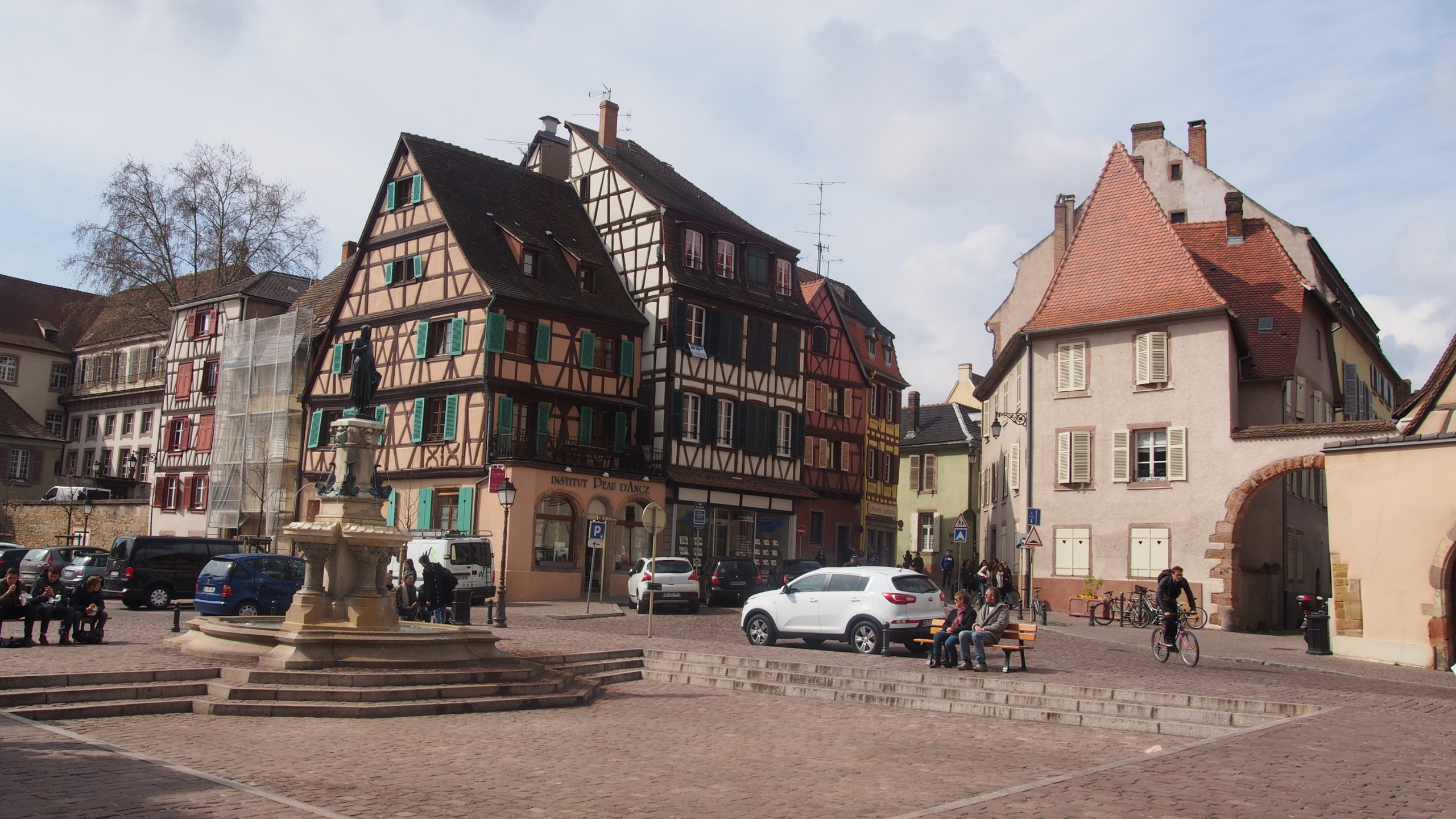 Обои Кольмар, городская площадь, здание, фасад, средневековая архитектура в разрешении 2560x1440