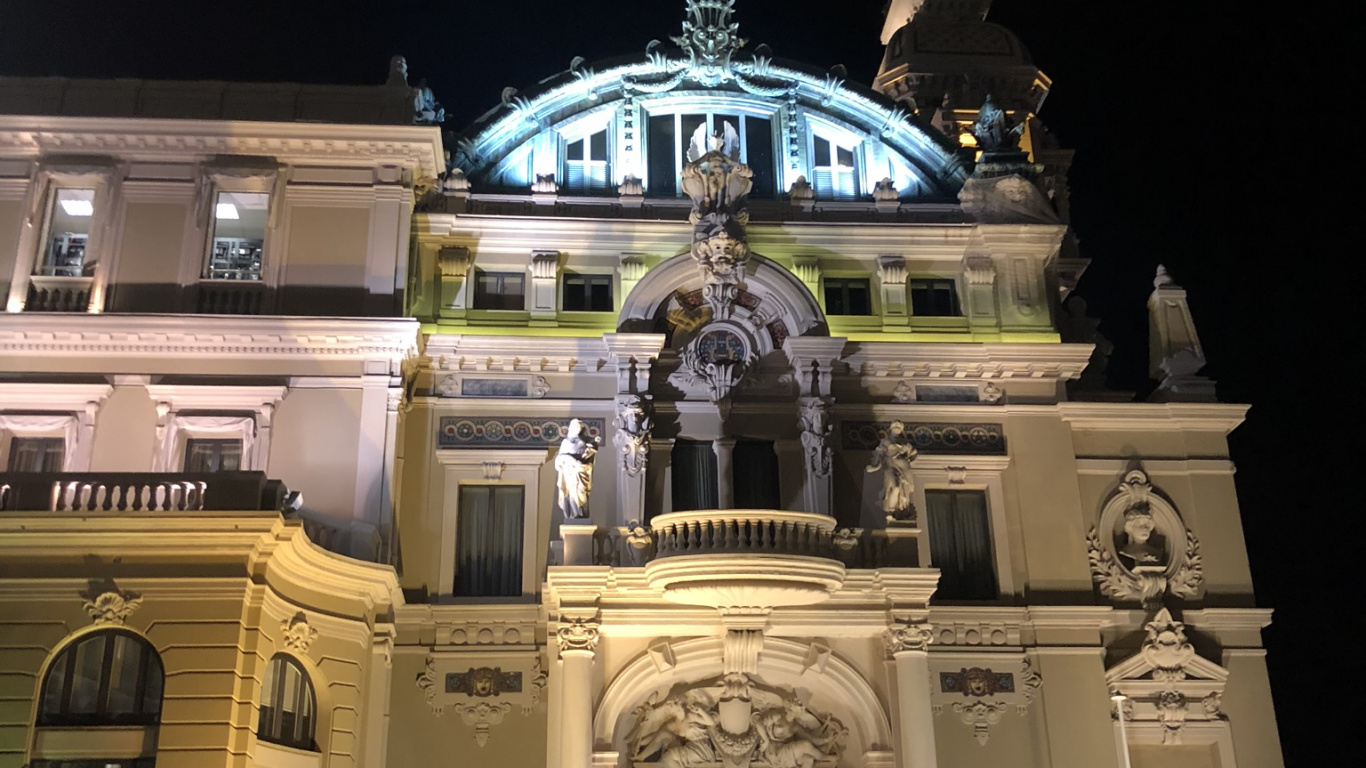 Обои ориентир, ночь, архитектура, фасад, скульптура в разрешении 1366x768