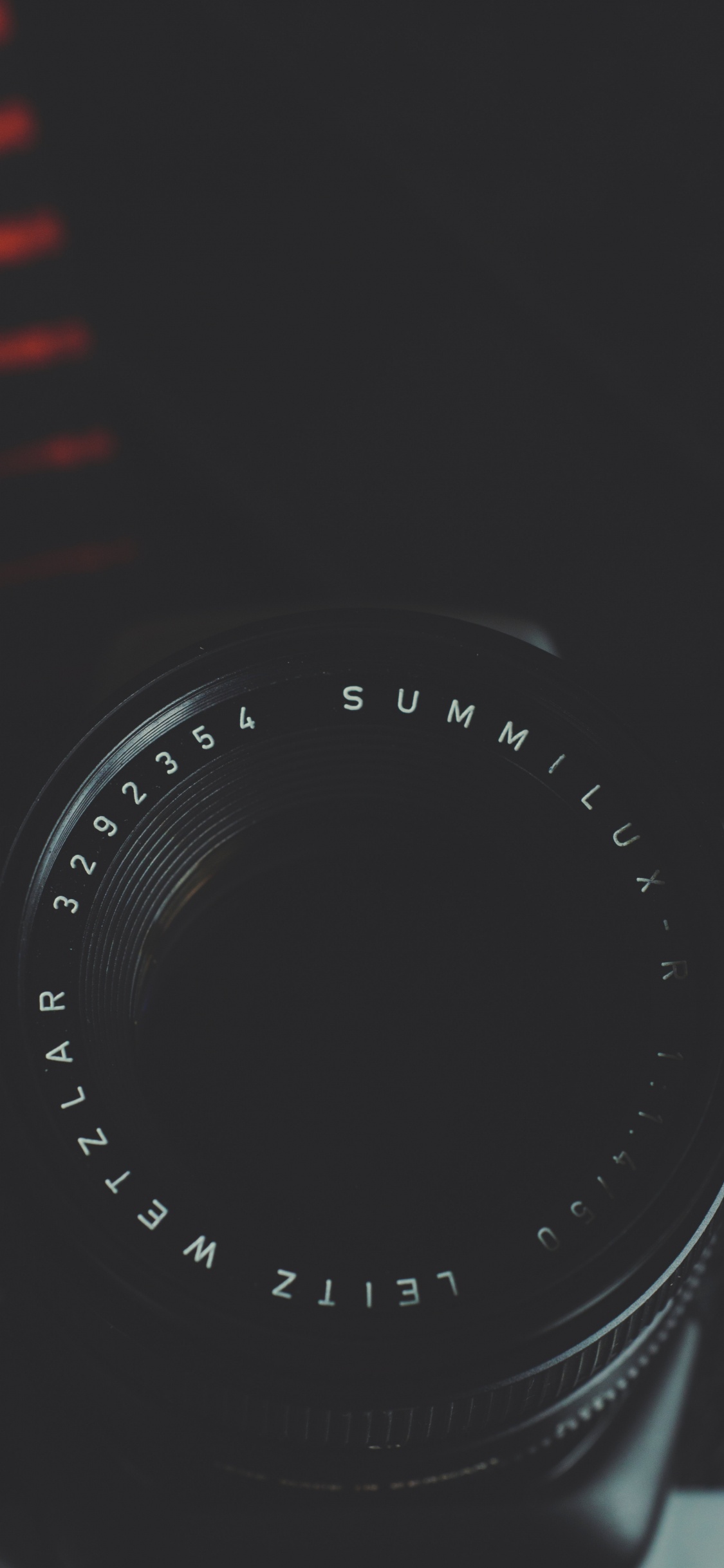 Обои объектив камеры, камера, автомобиль, тахометр, авто в разрешении 1125x2436