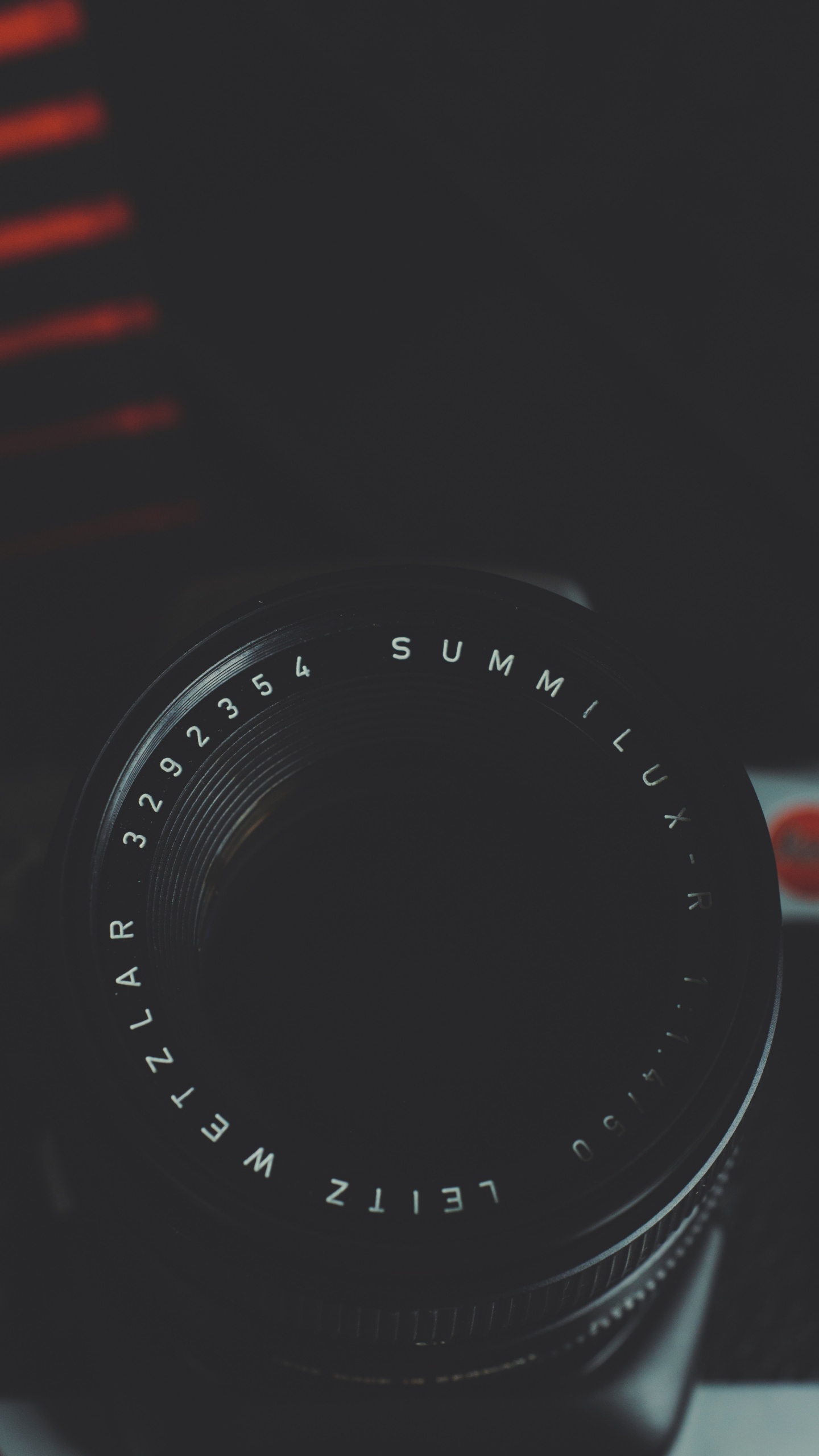 Обои объектив камеры, камера, автомобиль, тахометр, авто в разрешении 1440x2560