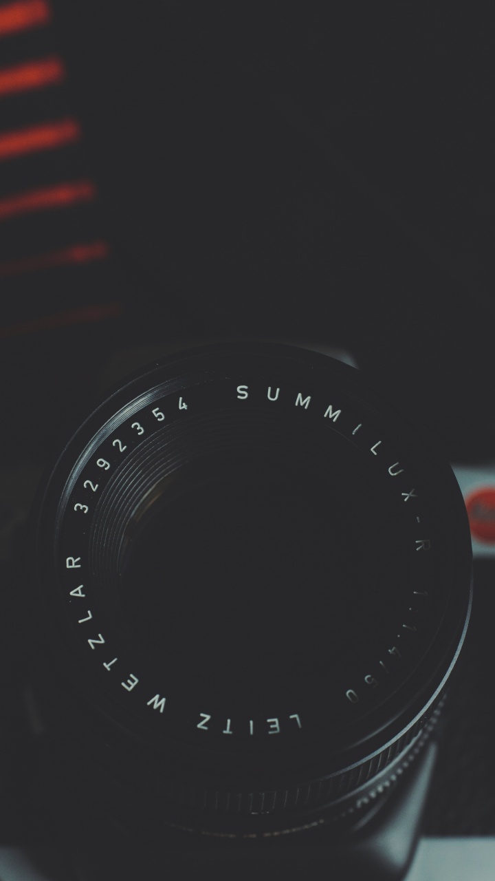 Обои объектив камеры, камера, автомобиль, тахометр, авто в разрешении 720x1280