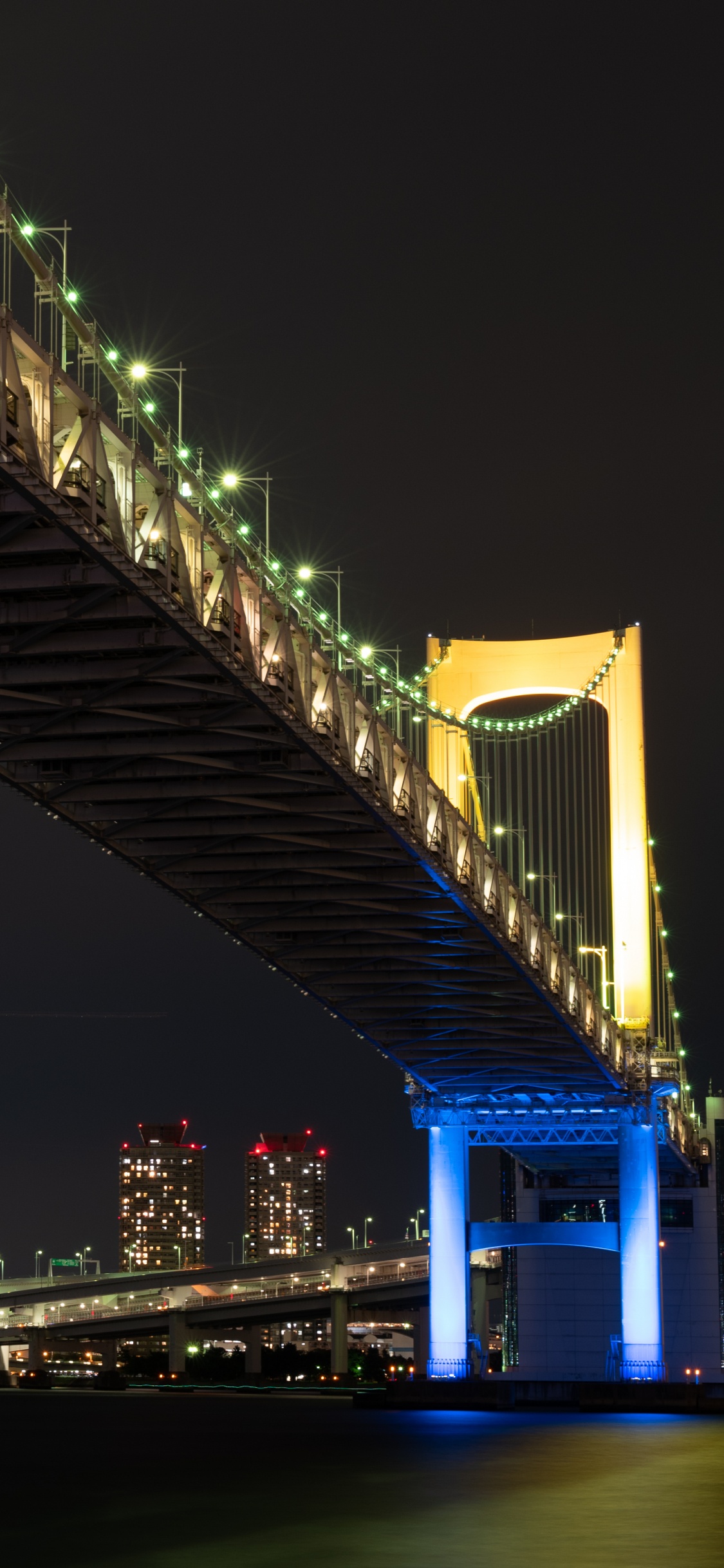 Обои Радужный мост, мост, ночь, ориентир, город в разрешении 1125x2436