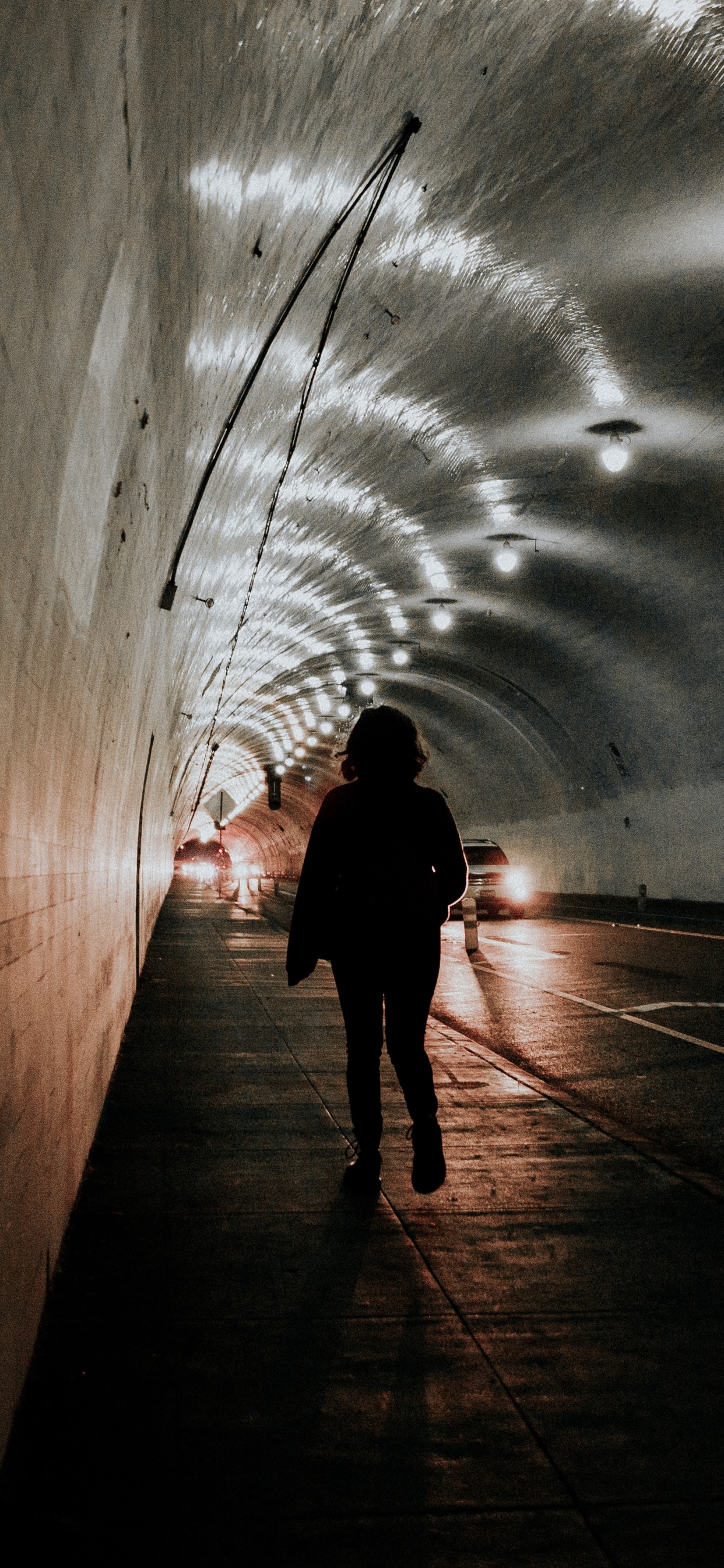 Обои туннель, темнота, свет, инфраструктура, вода в разрешении 1242x2688