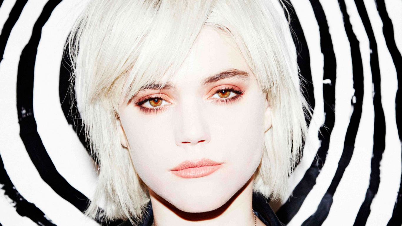 Обои Альбом, волосы, лицо, белые, прическа в разрешении 1366x768