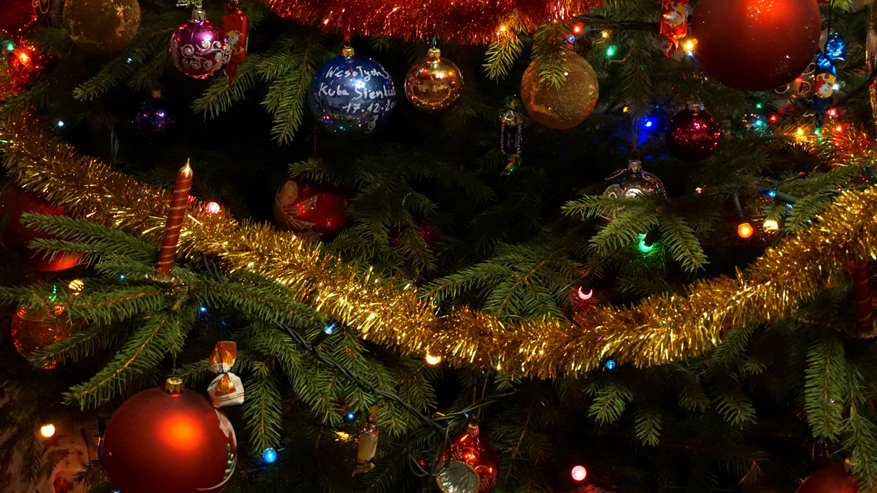 Обои Рождественский день, Рождественские огни, елка, Рождественские украшения, искусственную елку в разрешении 1280x720