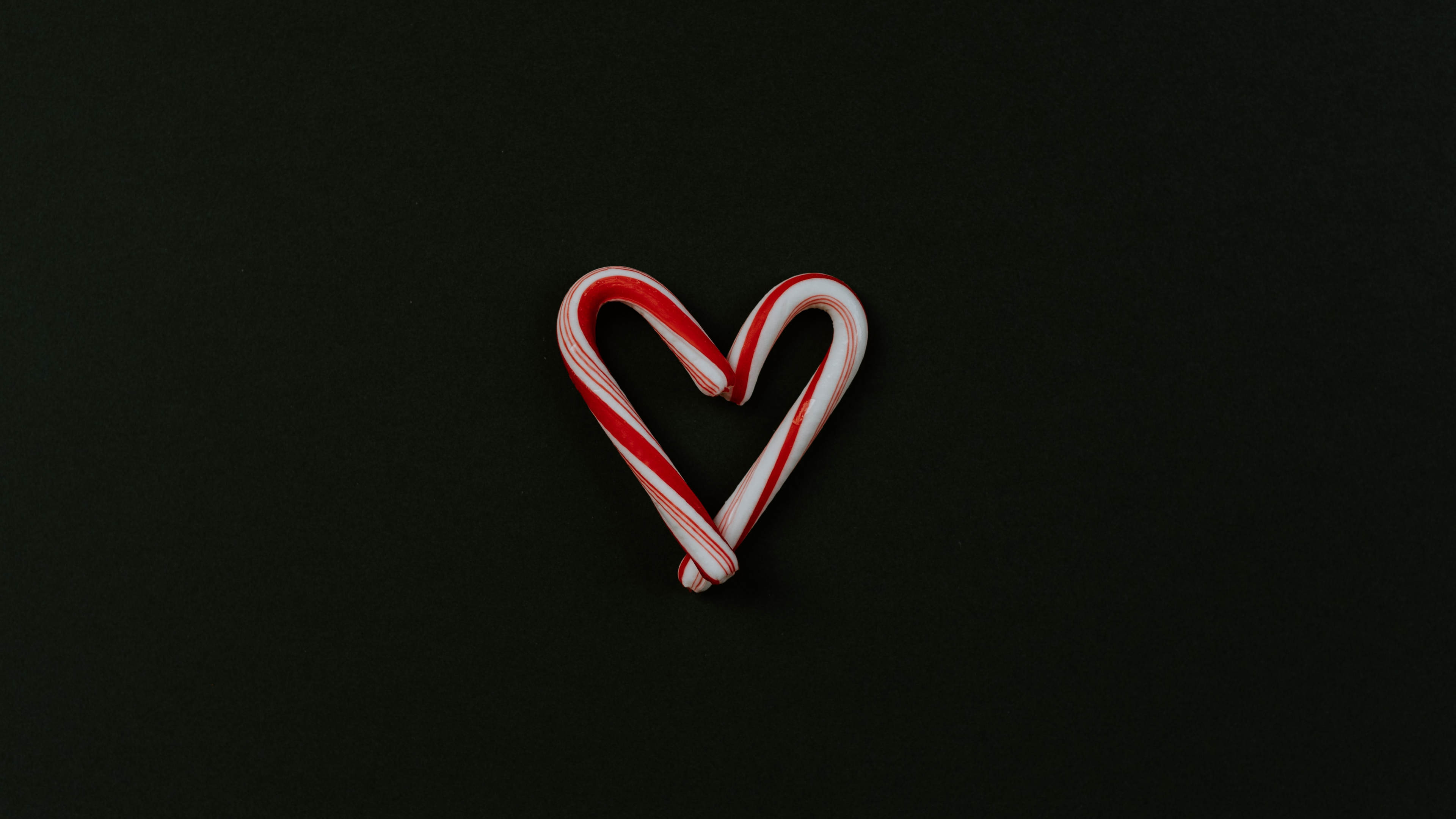 Обои конфета, человеческое тело, орган, сердце, минимализм в разрешении 3840x2160