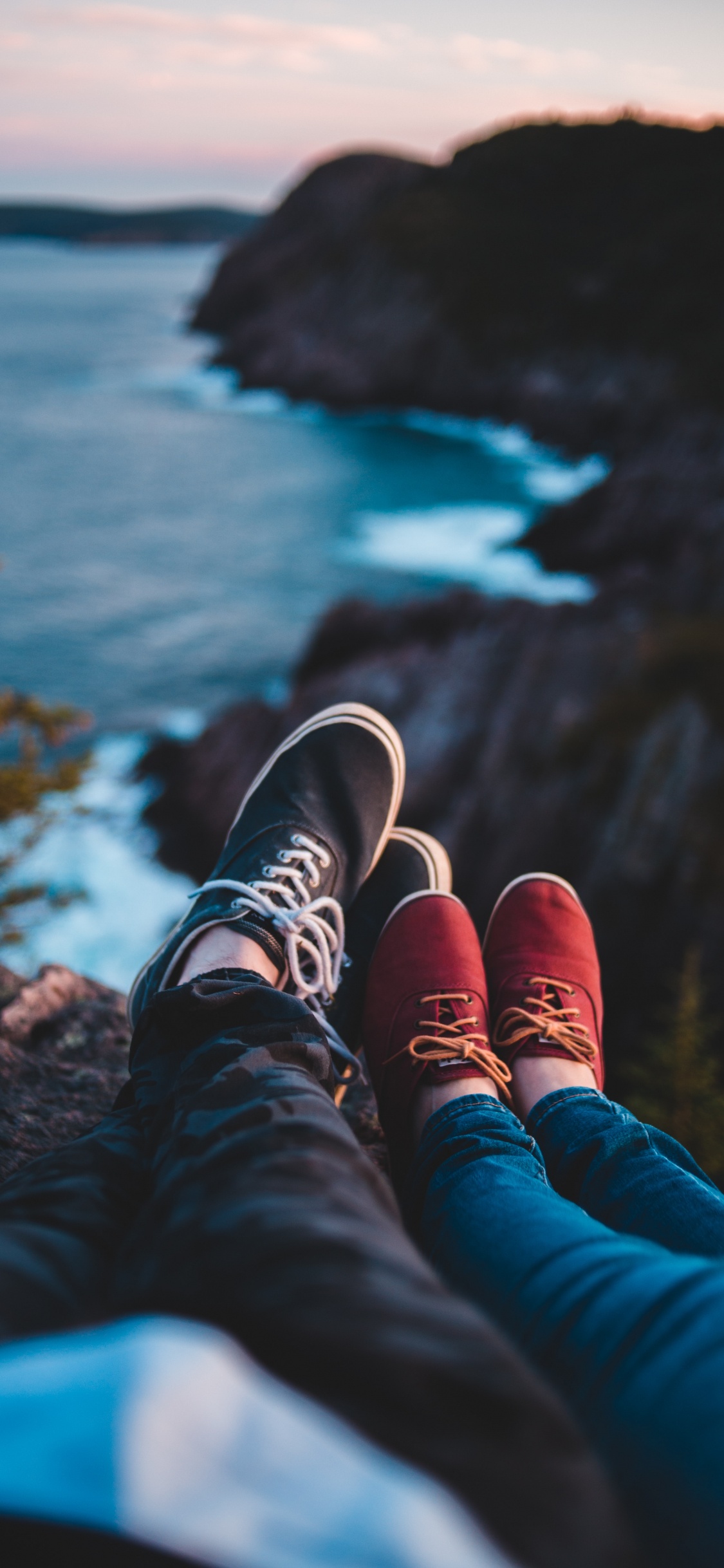 Обои вода, башмак, Люди в природе, синий, гора в разрешении 1125x2436