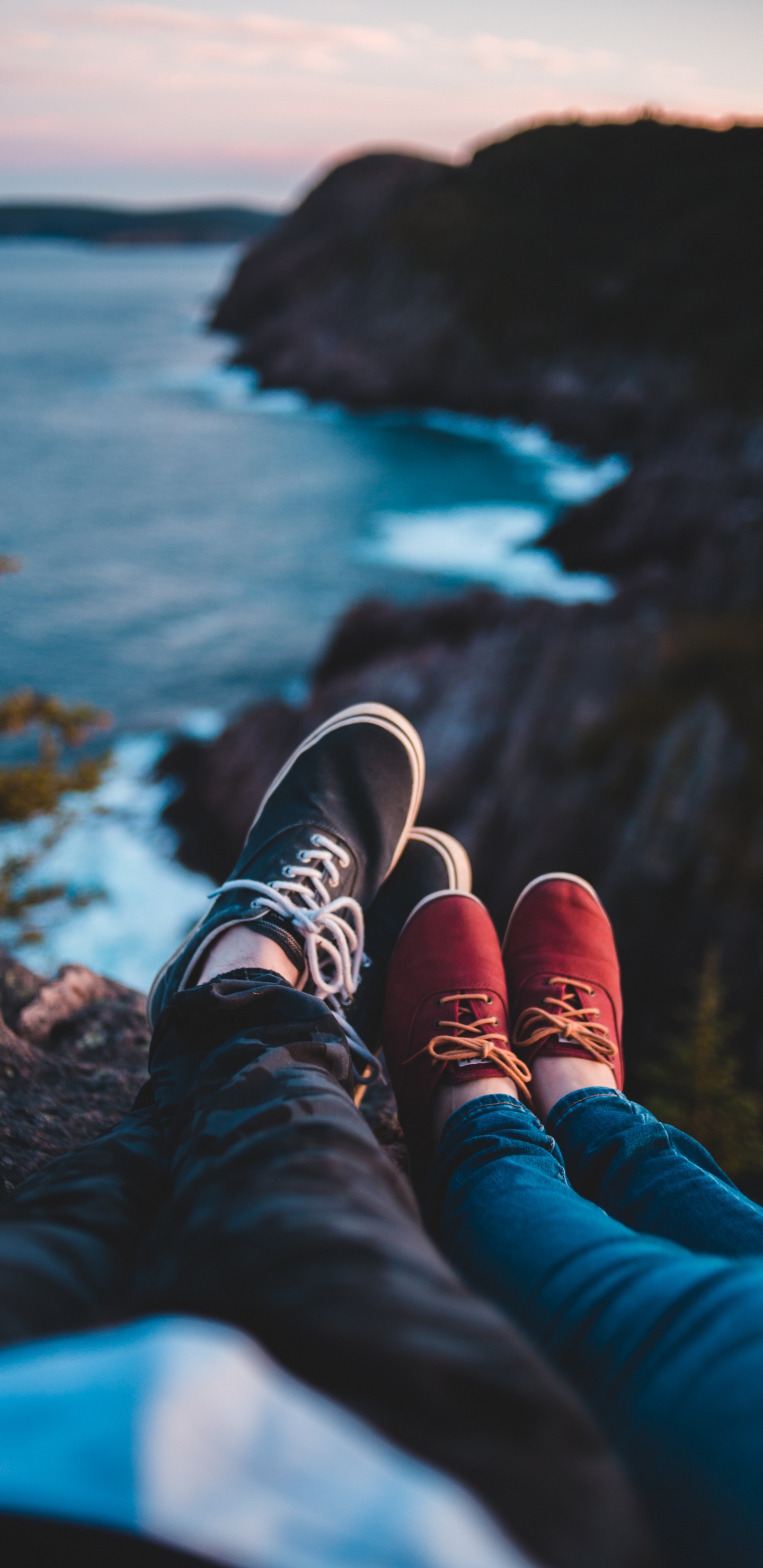 Обои вода, башмак, Люди в природе, синий, гора в разрешении 1440x2960