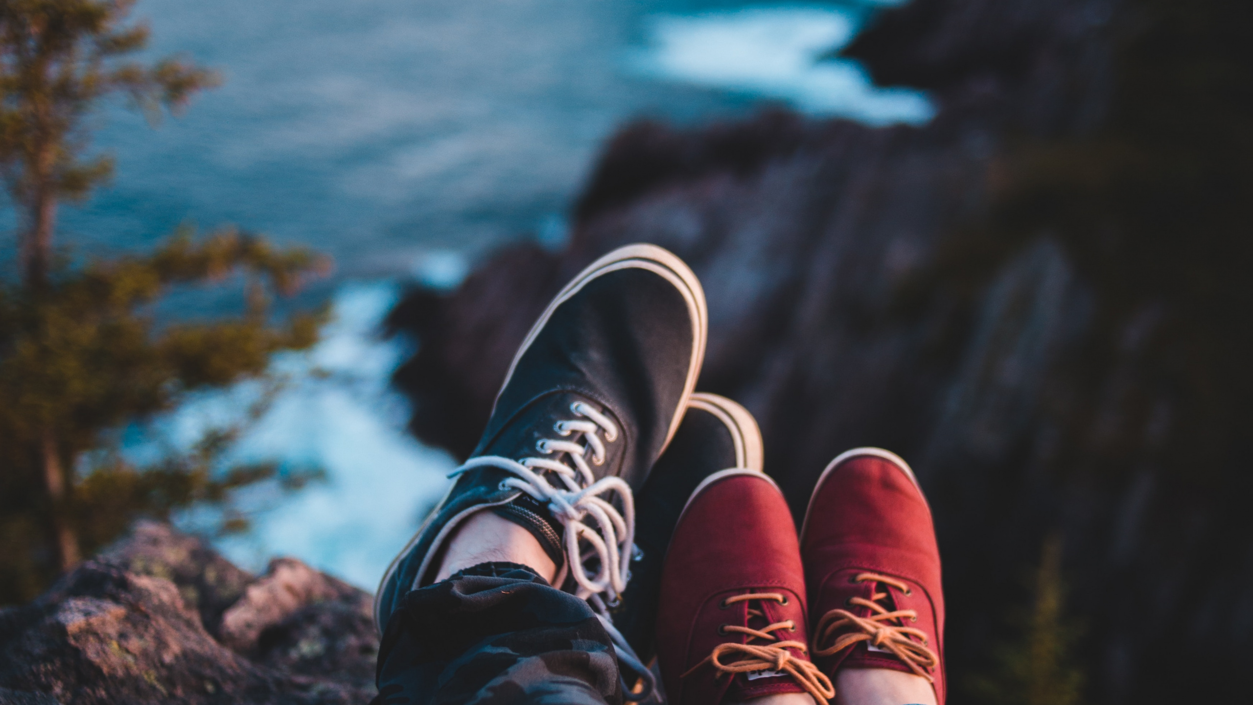 Обои вода, башмак, Люди в природе, синий, гора в разрешении 2560x1440