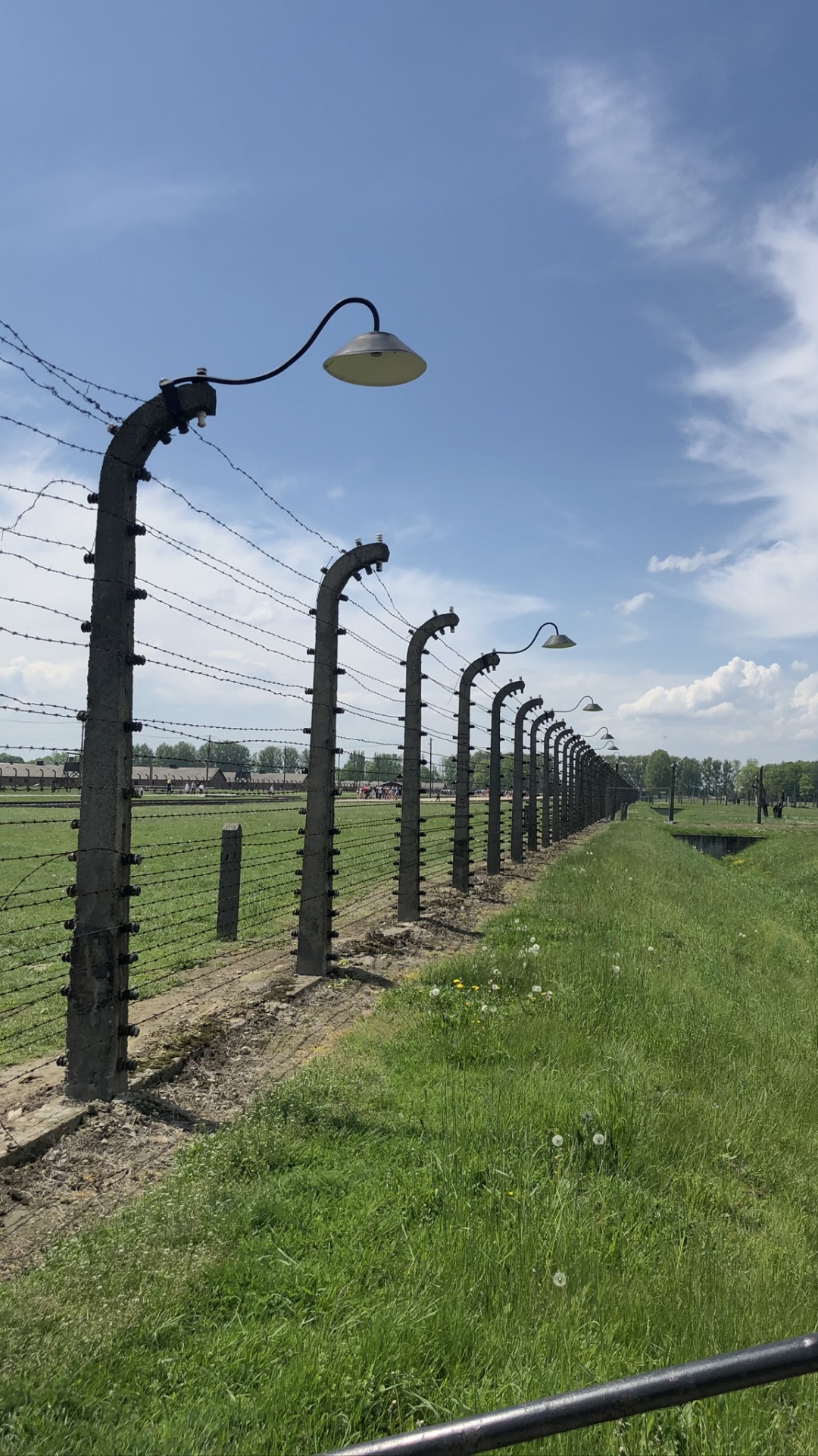 Обои ограждать провода, облако, равнина, земельный участок, колючая проволока в разрешении 1080x1920