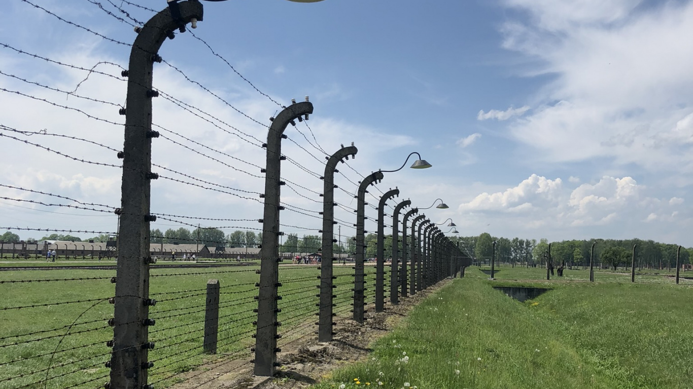 Обои ограждать провода, облако, равнина, земельный участок, колючая проволока в разрешении 1366x768