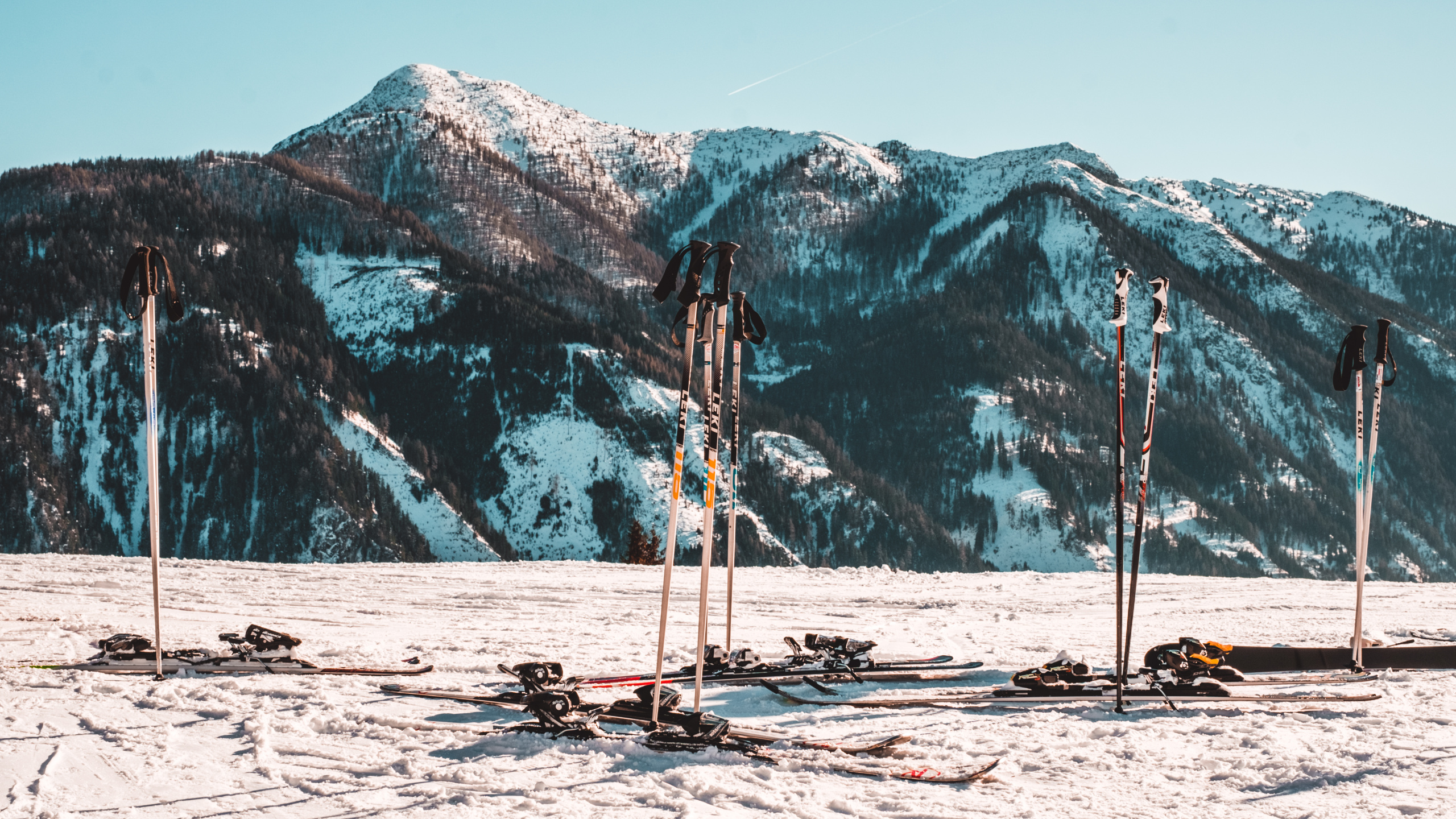 Обои лыжи, горнолыжный курорт, гора, лыжня, горный рельеф в разрешении 2560x1440