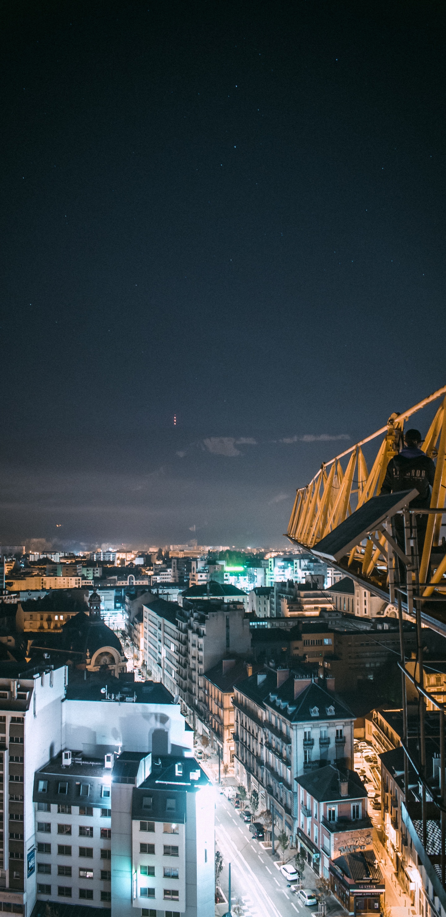 Обои городской пейзаж, городской район, метрополия, ночь, город в разрешении 1440x2960