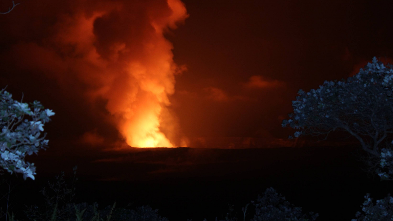 Обои вулкан, вулканический кратер, огонь, тепло, облако в разрешении 1280x720