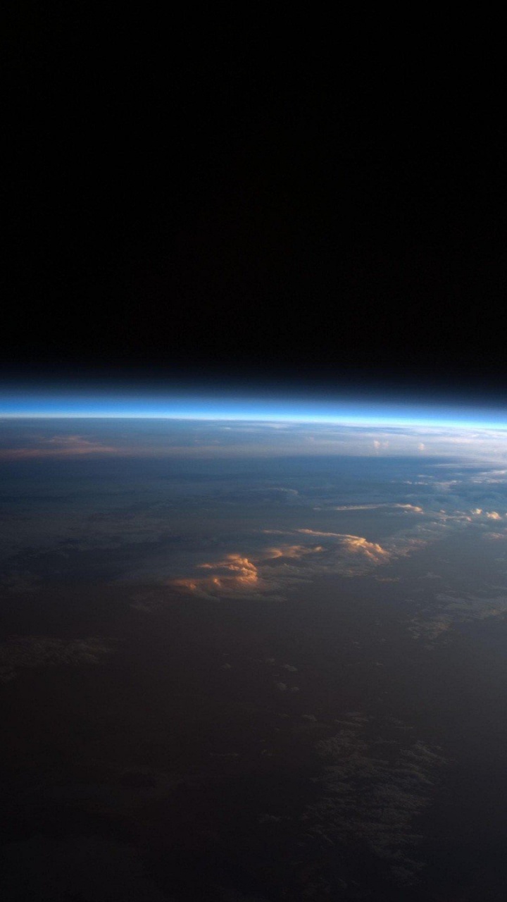 Обои земля, космическое пространство, космос, планета, атмосфера в разрешении 720x1280