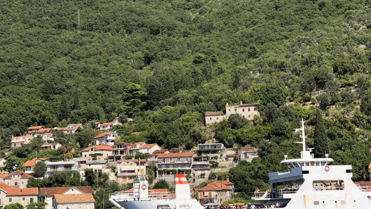 Обои перевозка воды, вода, горный рельеф, судно, лодка в разрешении 1280x720