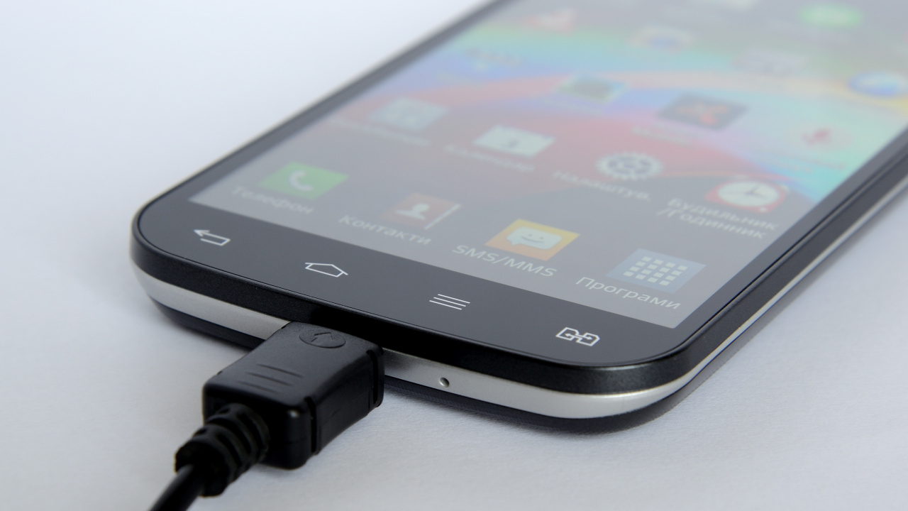 Обои зарядное устройство, гаджет, электронное устройство, технологии, смартфон в разрешении 1280x720