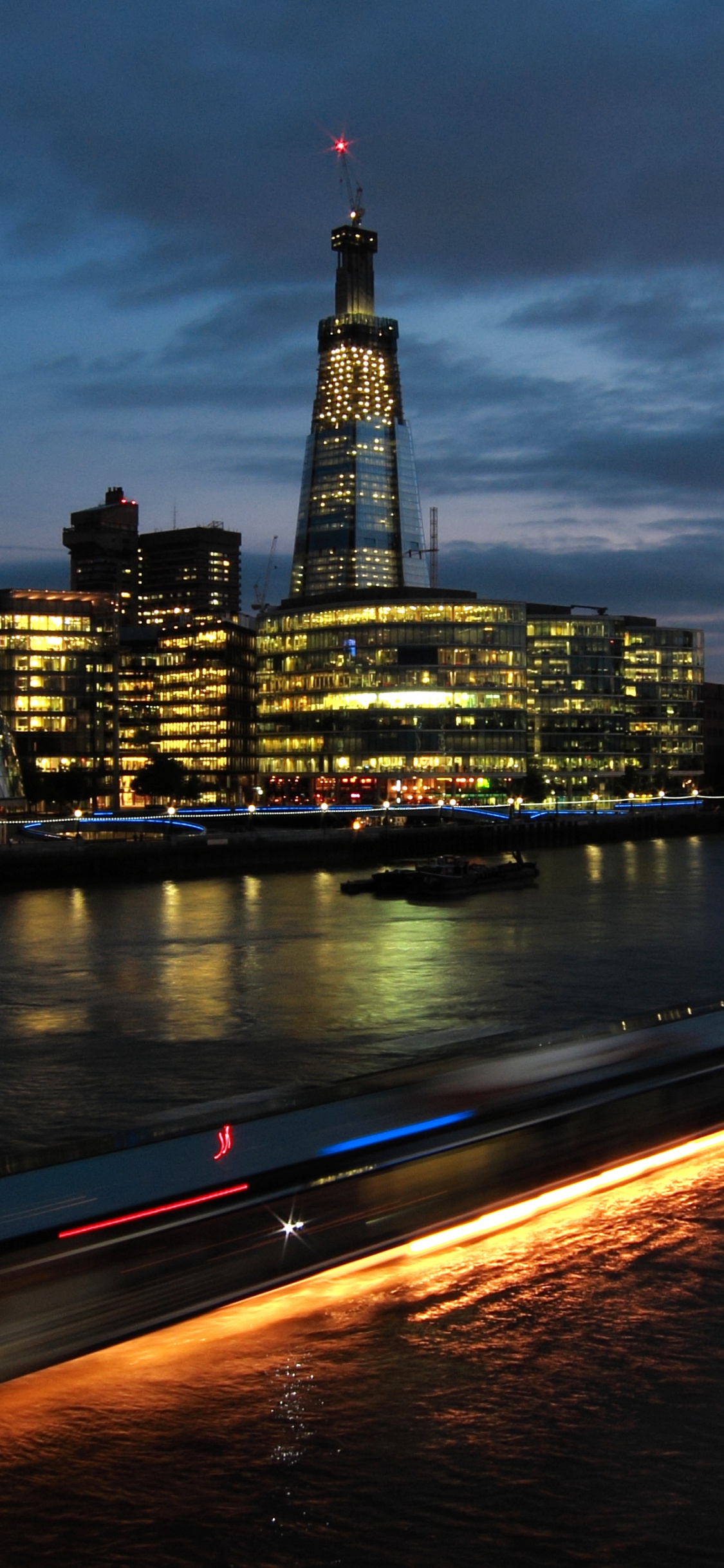 Обои ночь, городской пейзаж, город, отражение, городской район в разрешении 1125x2436