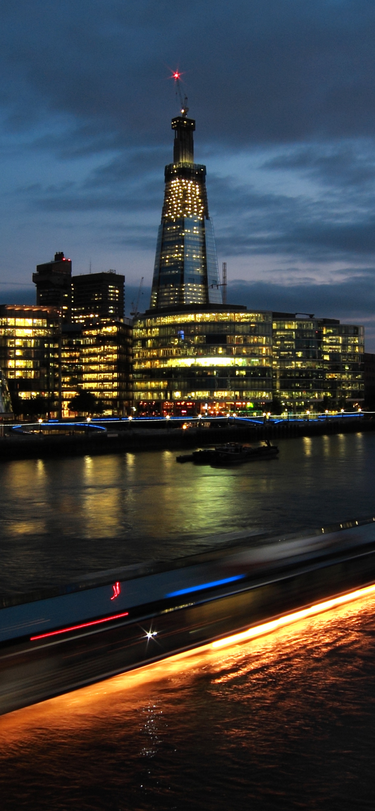 Обои ночь, городской пейзаж, город, отражение, городской район в разрешении 1242x2688