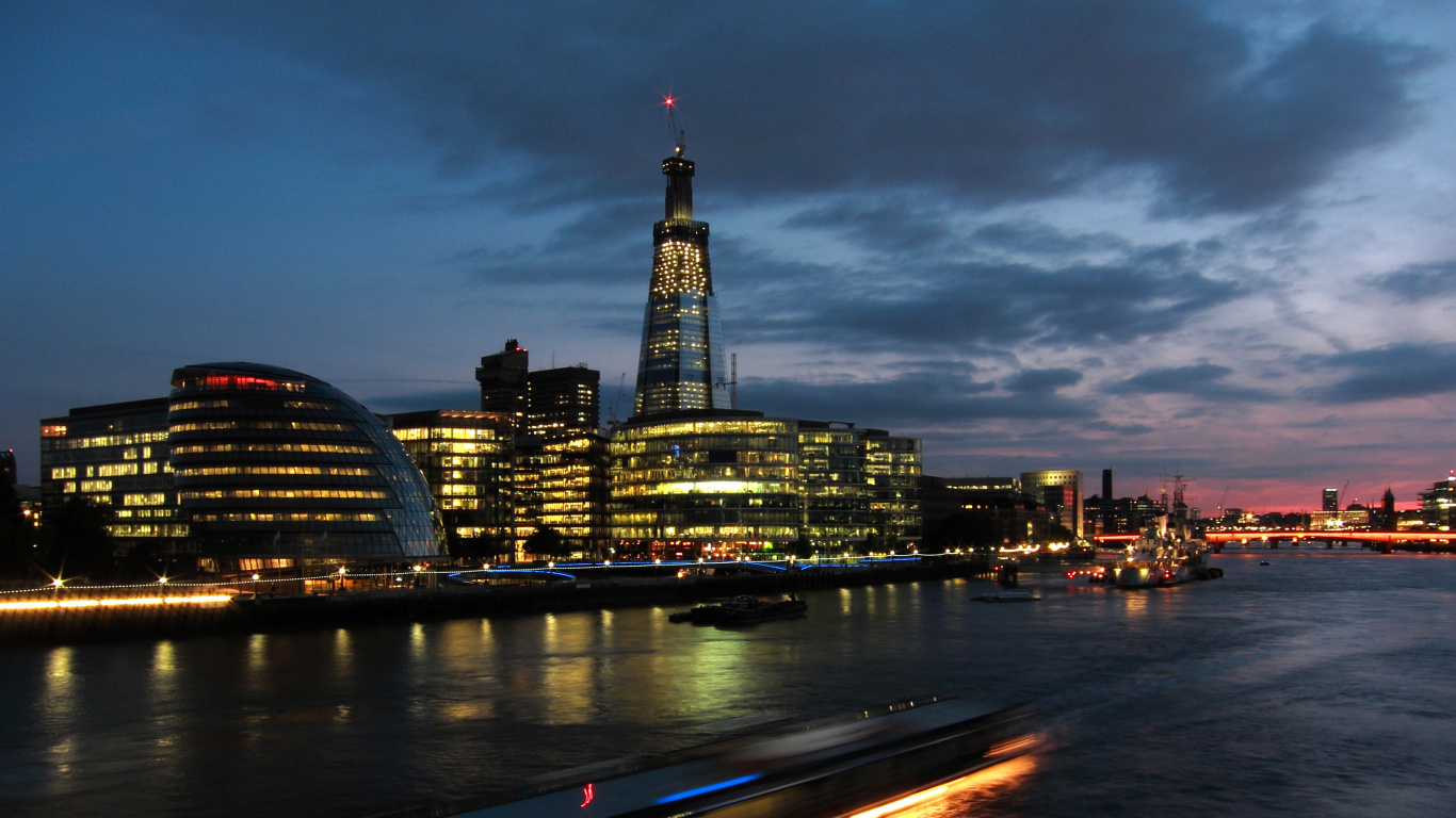 Обои ночь, городской пейзаж, город, отражение, городской район в разрешении 1366x768