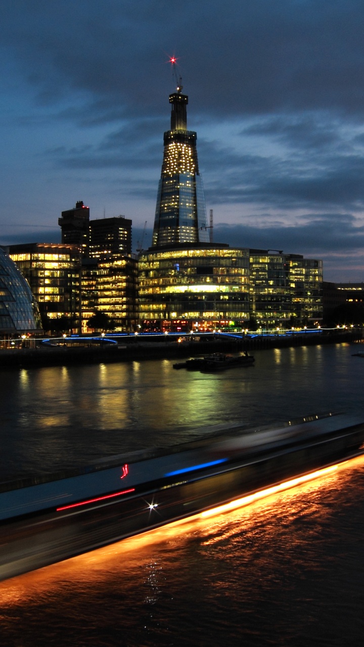 Обои ночь, городской пейзаж, город, отражение, городской район в разрешении 720x1280