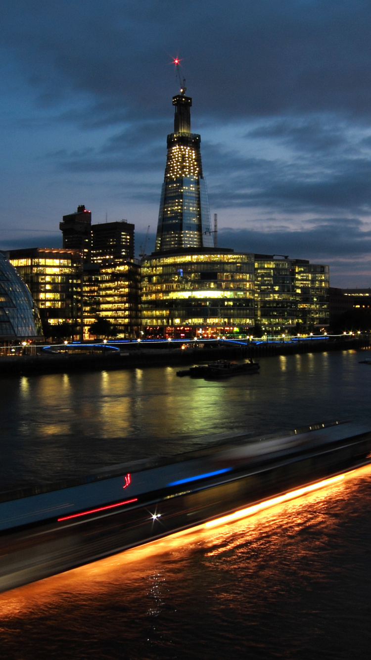 Обои ночь, городской пейзаж, город, отражение, городской район в разрешении 750x1334