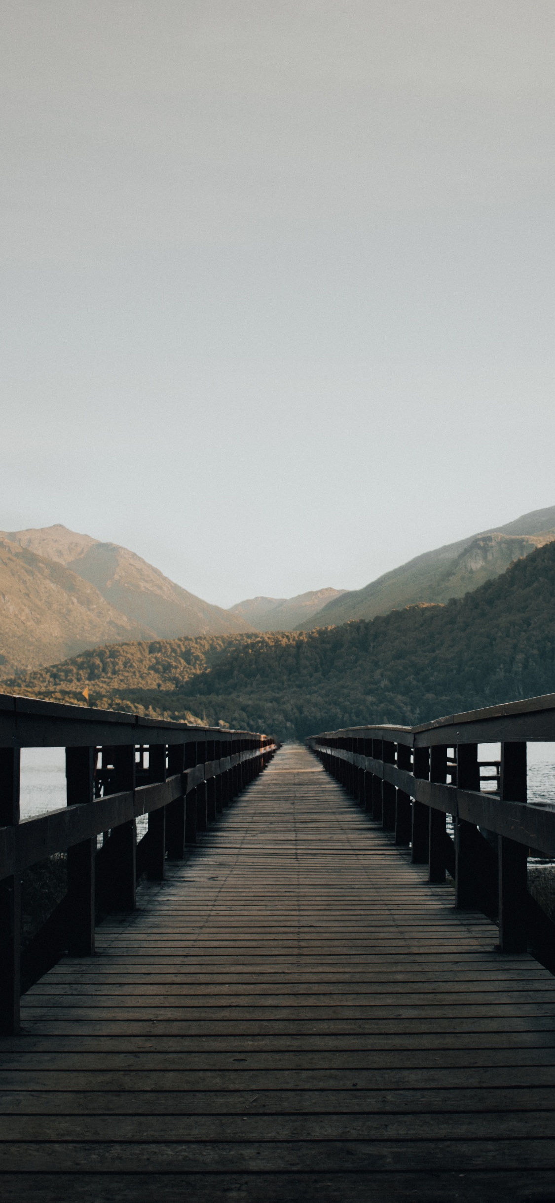 Обои природный ландшафт, Пирс, дощатый настил, док, озеро в разрешении 1125x2436