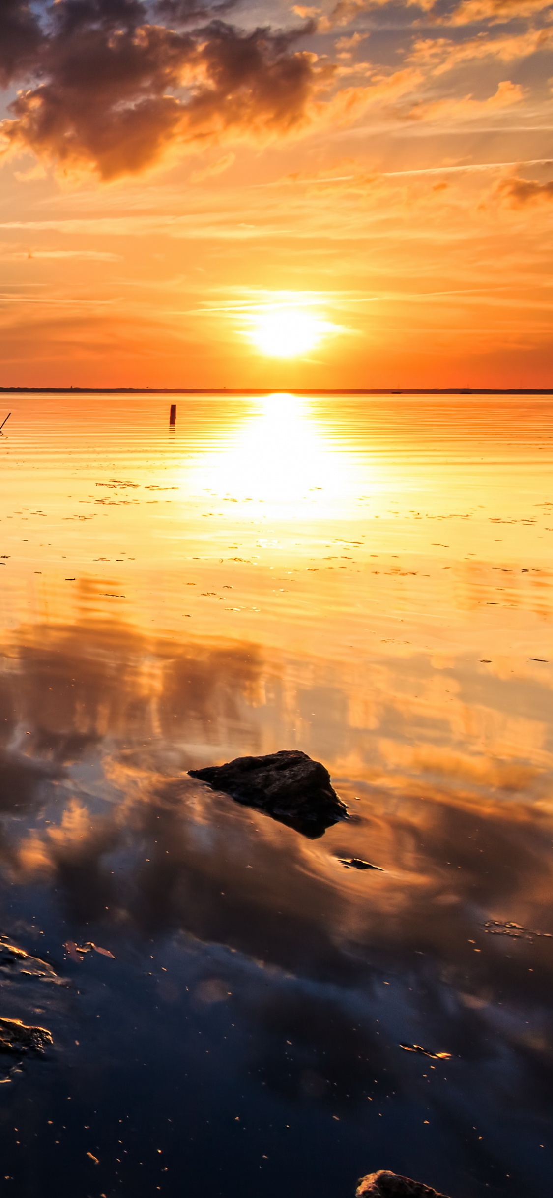 Обои системы в синий, отражение, вода, горизонт, море в разрешении 1125x2436