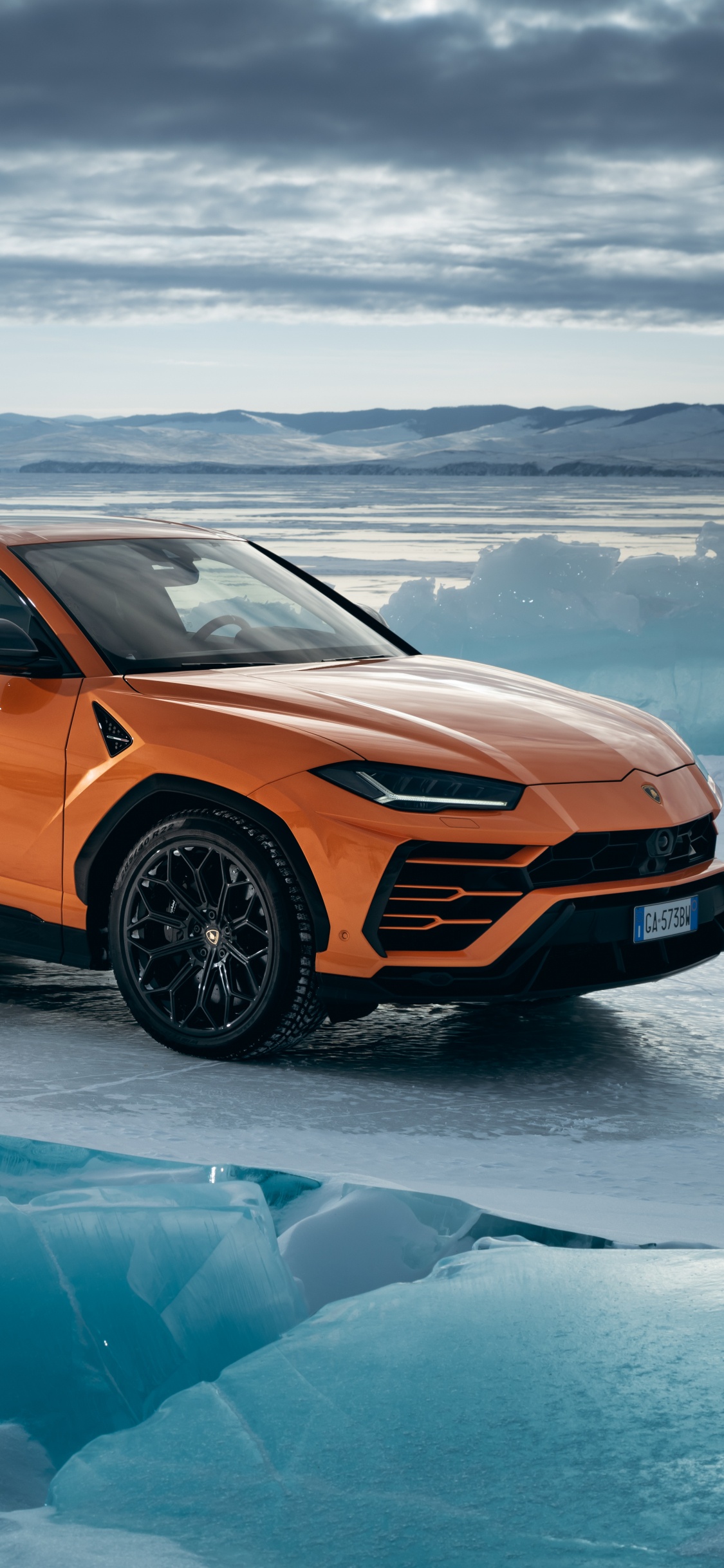 Обои Lamborghini Urus Pearl Capsule Orange в разрешении 1125x2436